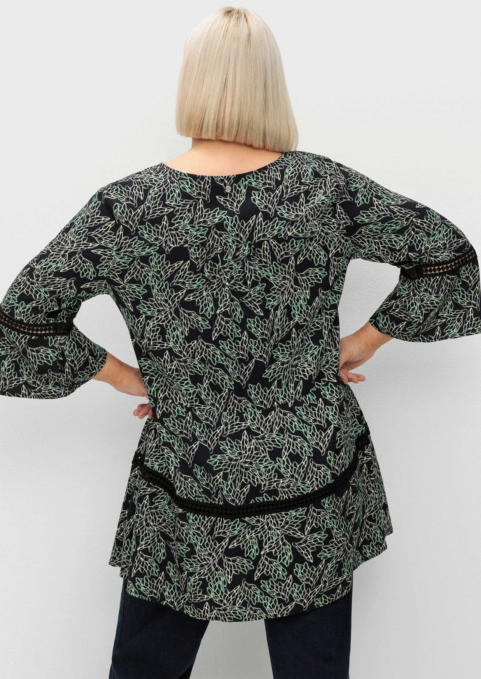 sheego Tunika mit floralem Print und Lochmusterdetails - schwarz-grün