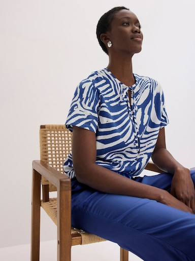 Druckbluse aus reiner Viskose - weiß-royalblau-bedruckt