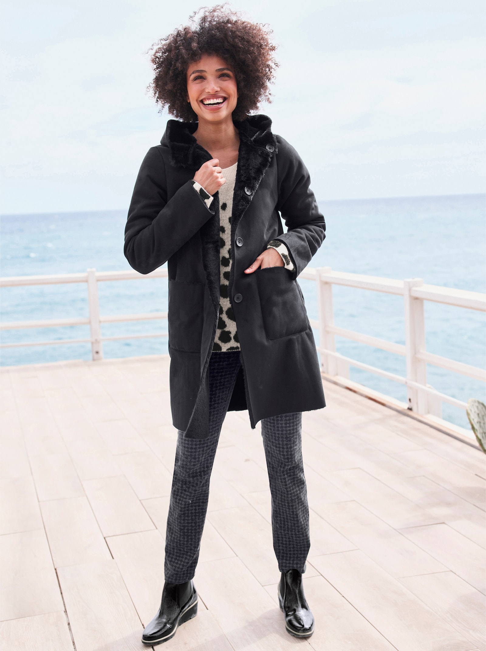 heine Fellimitatmantel mit Kapuze - schwarz