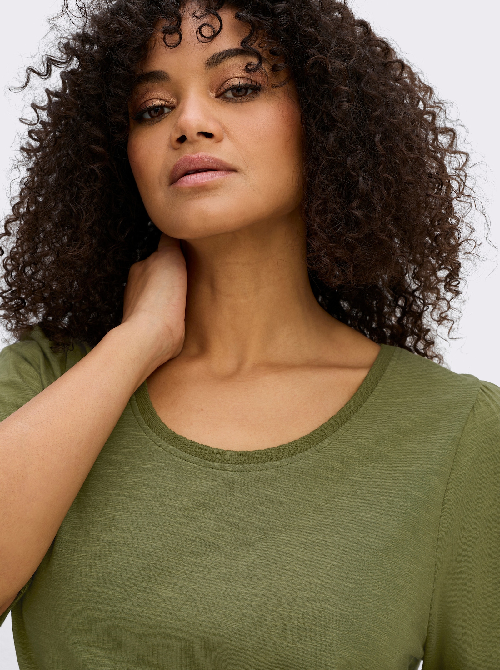 sheego Rundhalsshirt in Flammgarn-Struktur - oliv