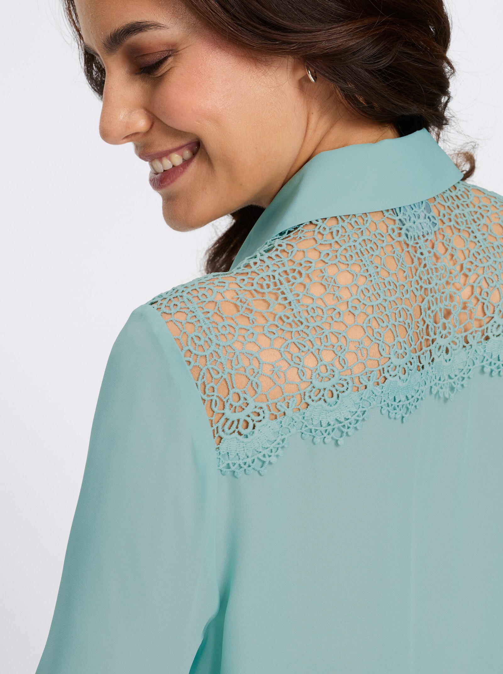 Longbluse mit Spitze und Zierperlen - kalkmint