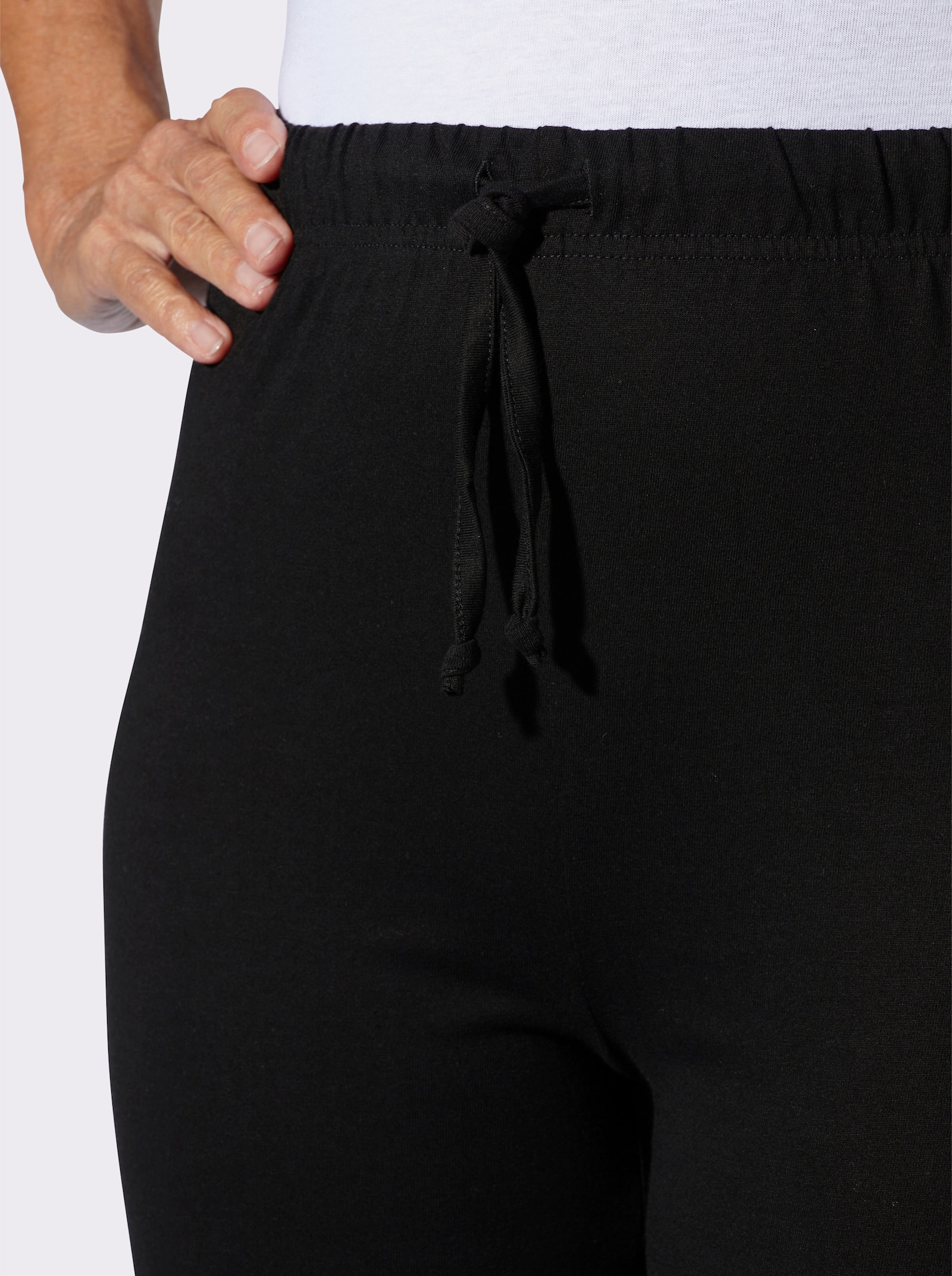 Freizeithose mit platziertem Grafik-Druck - schwarz