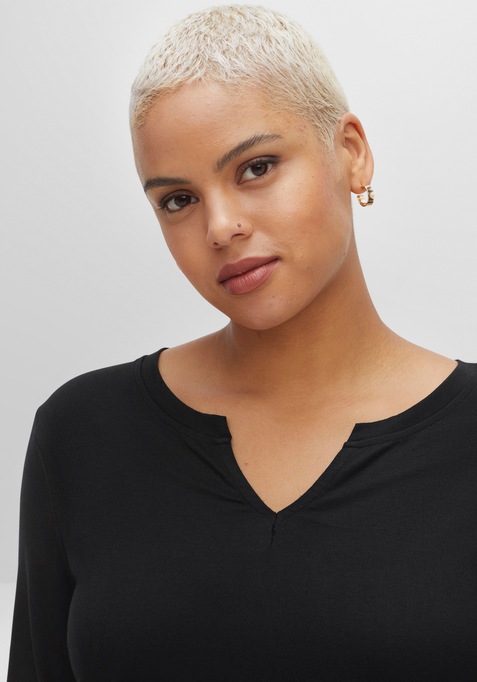 sheego 3/4-Arm-Shirt mit geschlitztem Ausschnitt - schwarz