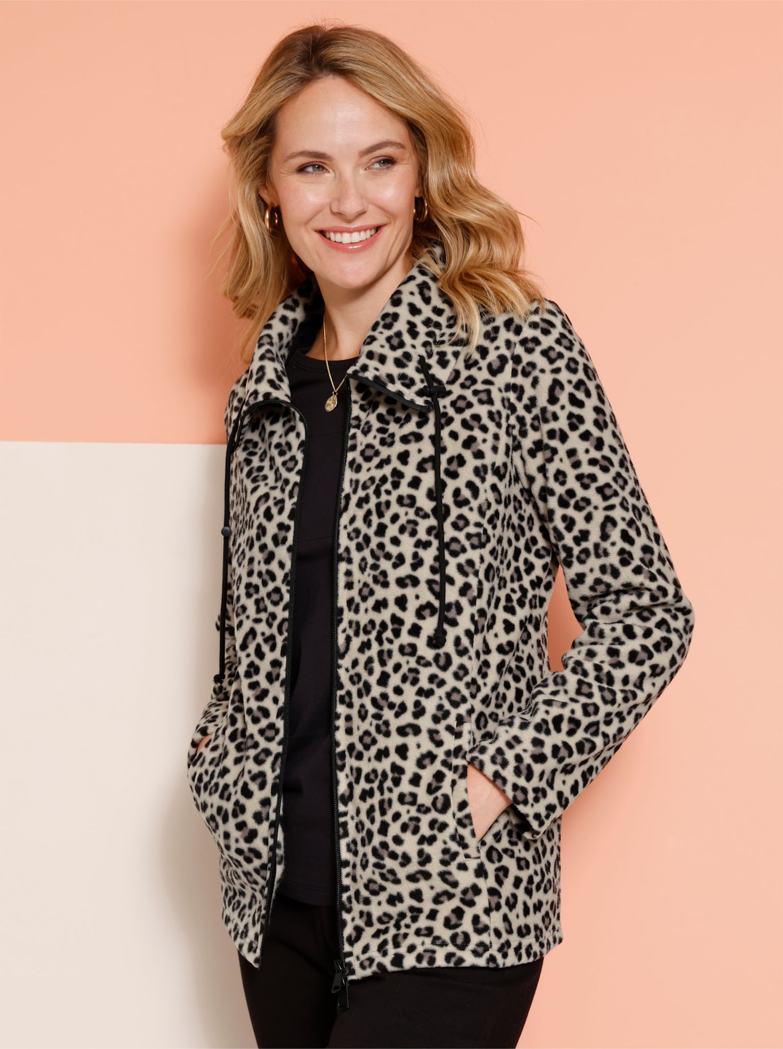 Fleecejacke allover im Leo-Dessin - sand-schwarz-bedruckt