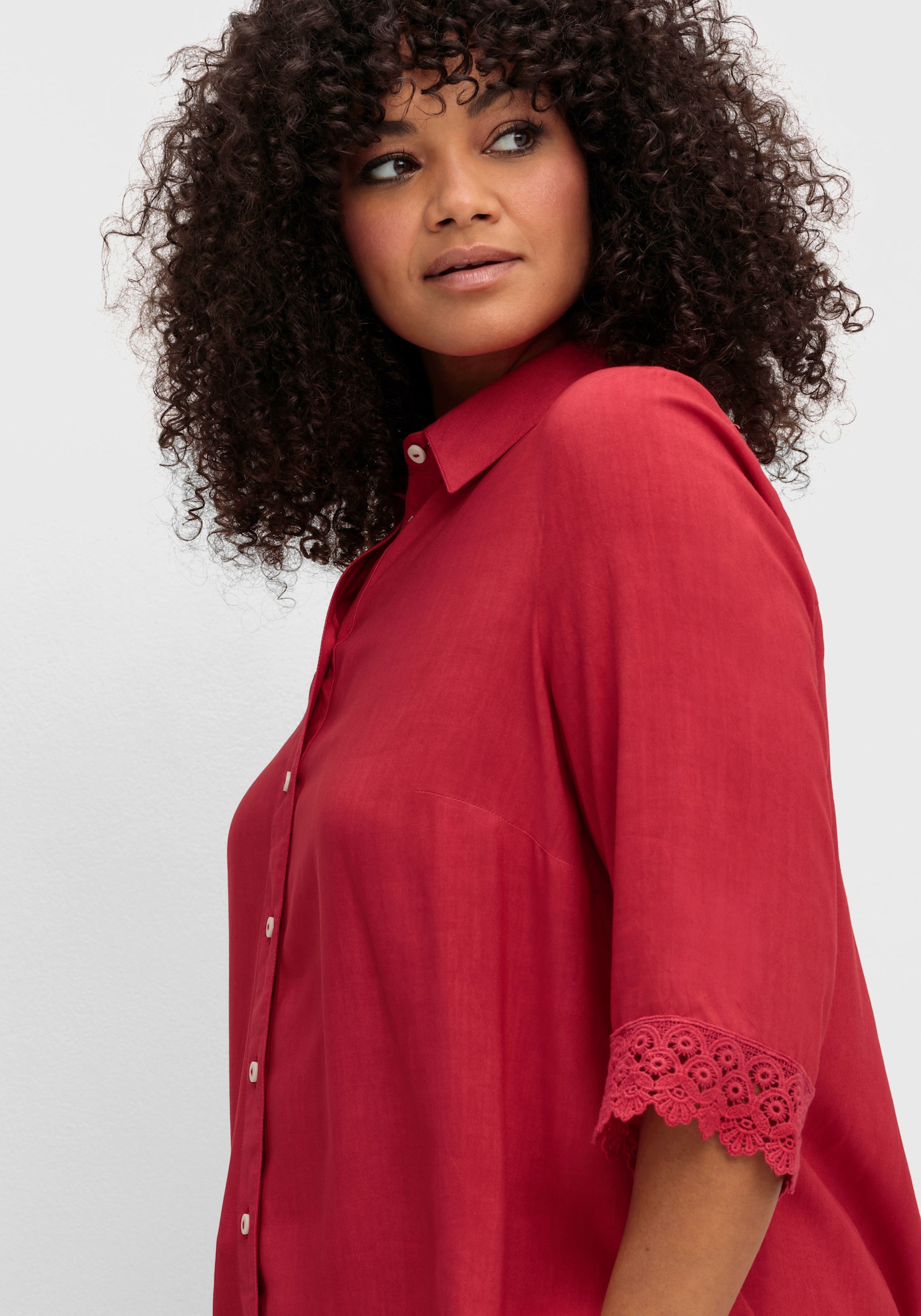 sheego Overhemdblouse met kant op de mouwen - aardbei