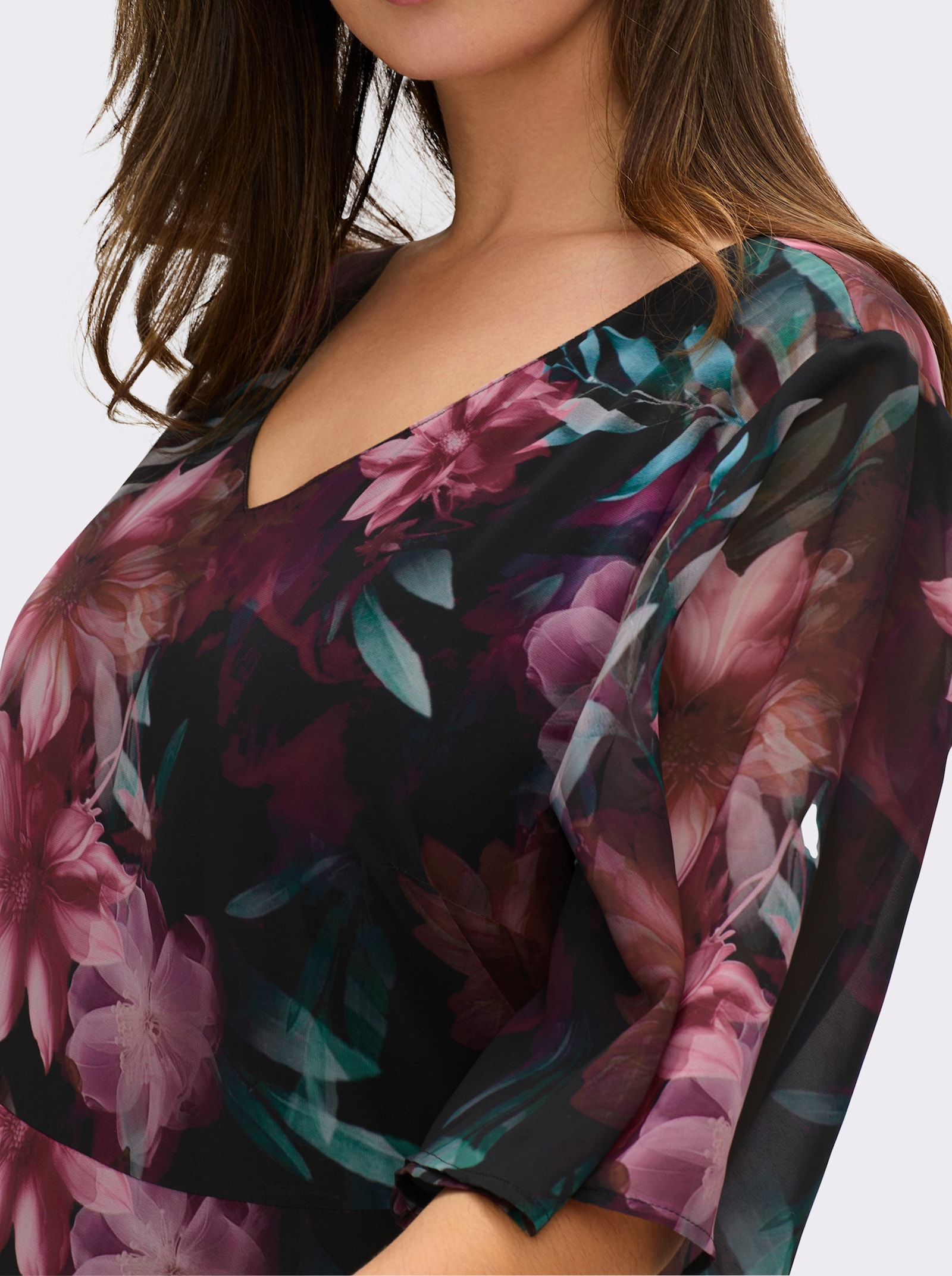 sheego Chiffonkleid mit Flügelärmeln und Volants - schwarz-bedruckt