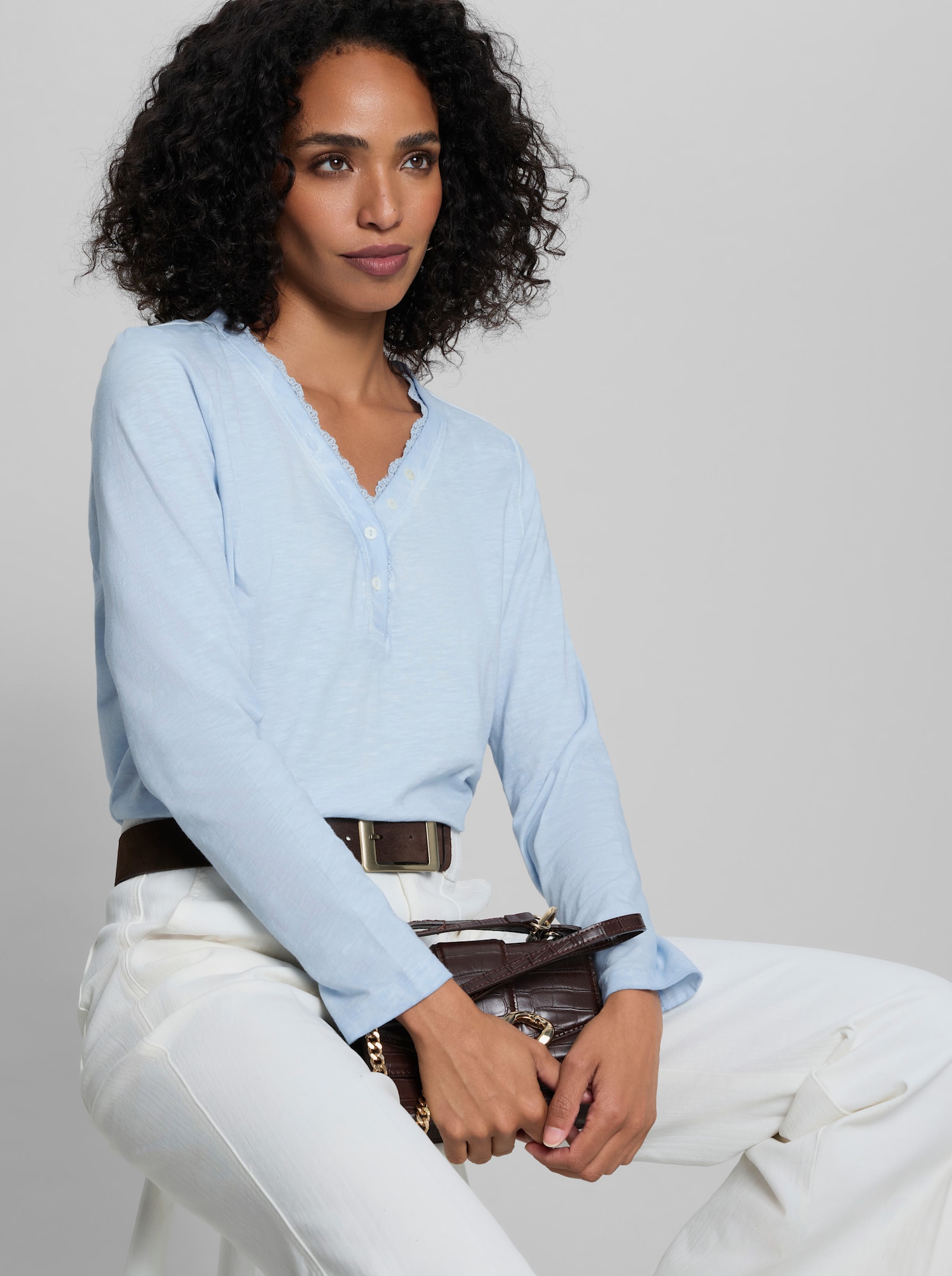heine V-Shirt mit Spitze - eisblau