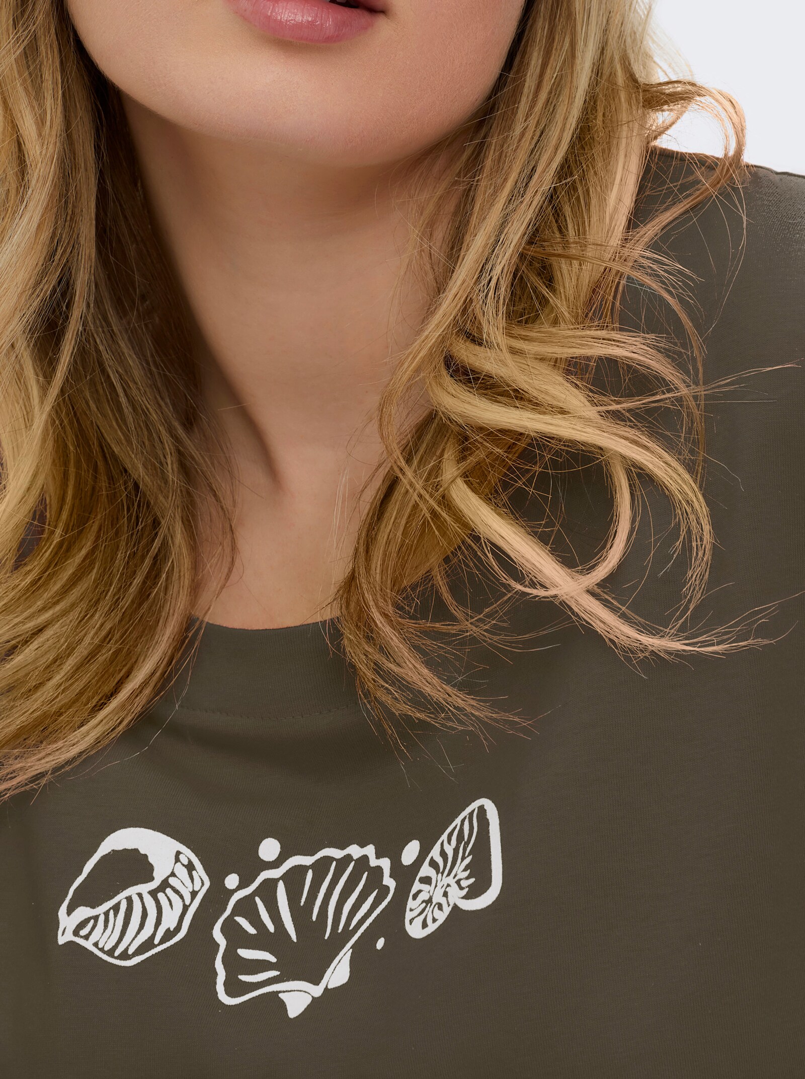 Kurzarmshirt mit Muschel-Druck - oliv