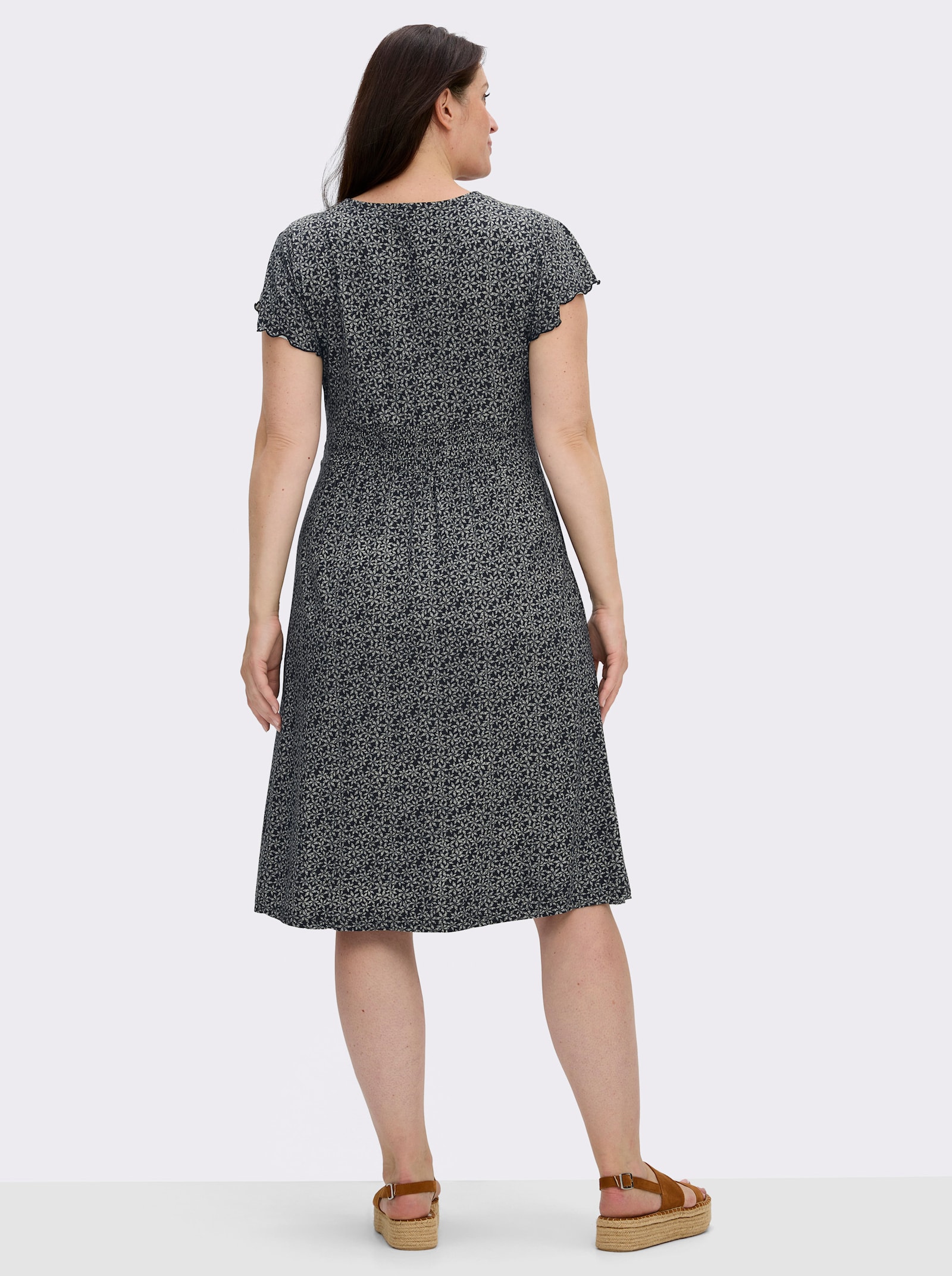 Jerseykleid mit Flügelärmeln und Smokpartie hinten - schwarz-weiß-bedruckt