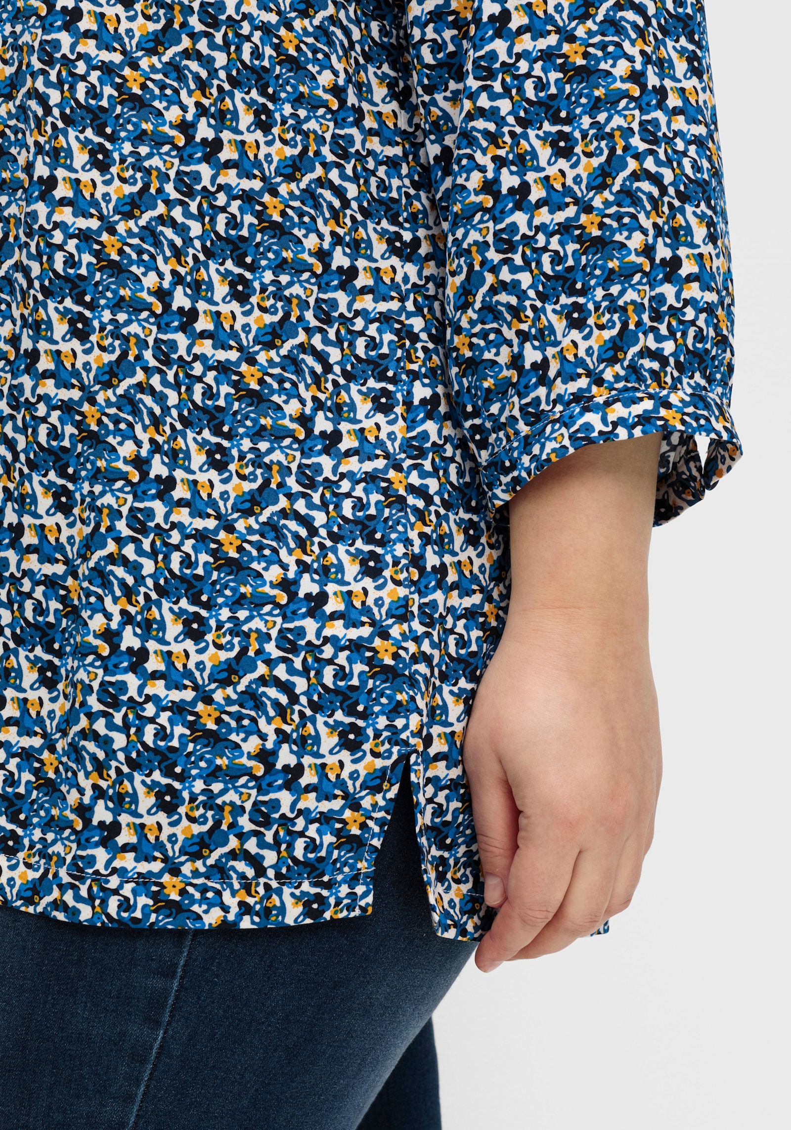 sheego Druckbluse mit Minimal-Alloverprint - tiefblau-gemustert