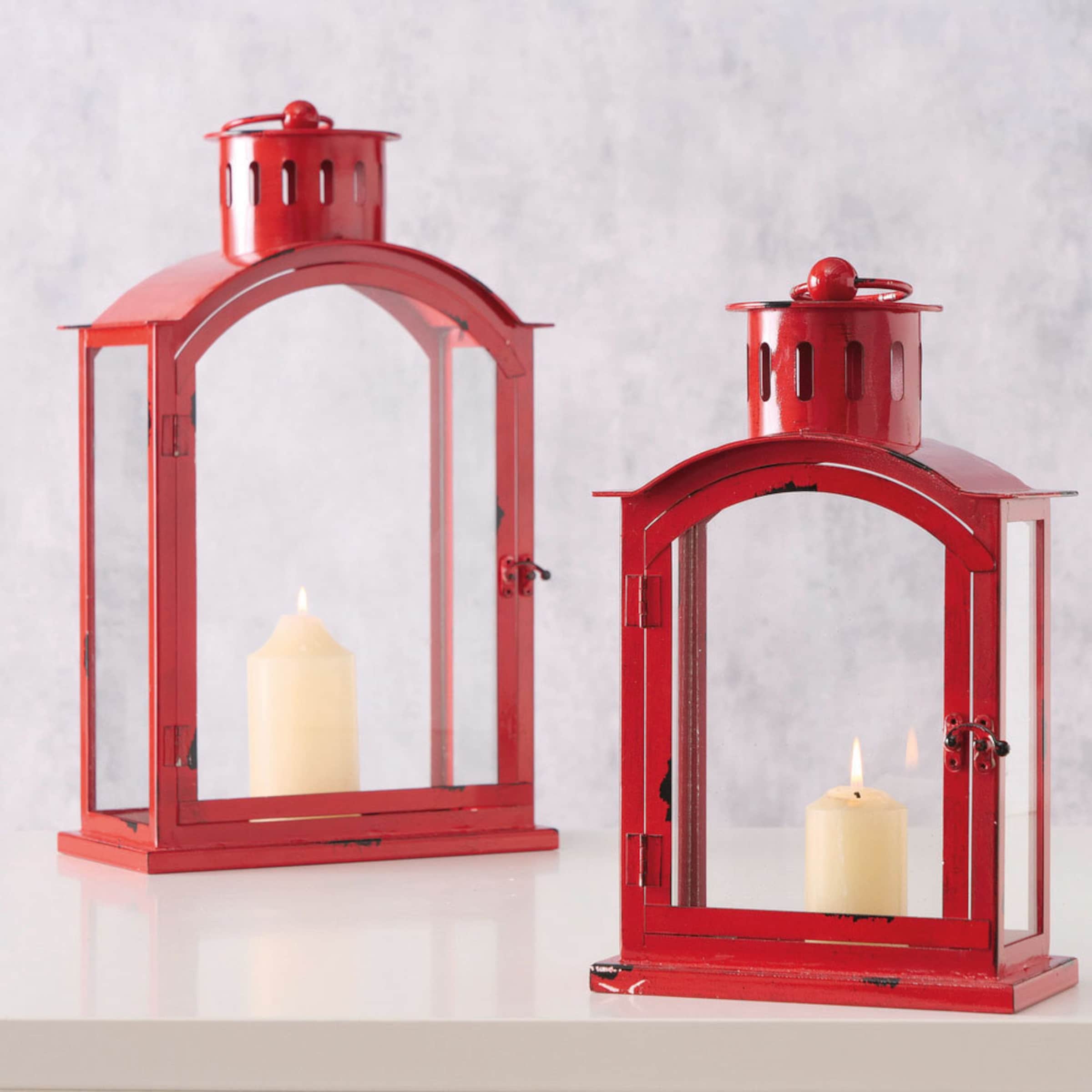 Deko,180x110 günstig Kaufen-Kerzenlaterne in rot von BOLTZE. Kerzenlaterne in rot von BOLTZE <![CDATA[Diese handgearbieteten Laternen können sowohl klassisch mit einer Kerze verwendet werden, oder mit tollen, kreativen Deko-Arrangements geschmückt werden. Diese Laternen sind somit