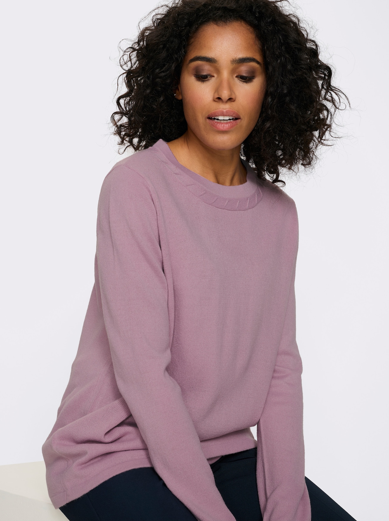 Langarm-Pullover mit Zopfmuster am Ausschnitt - mauve
