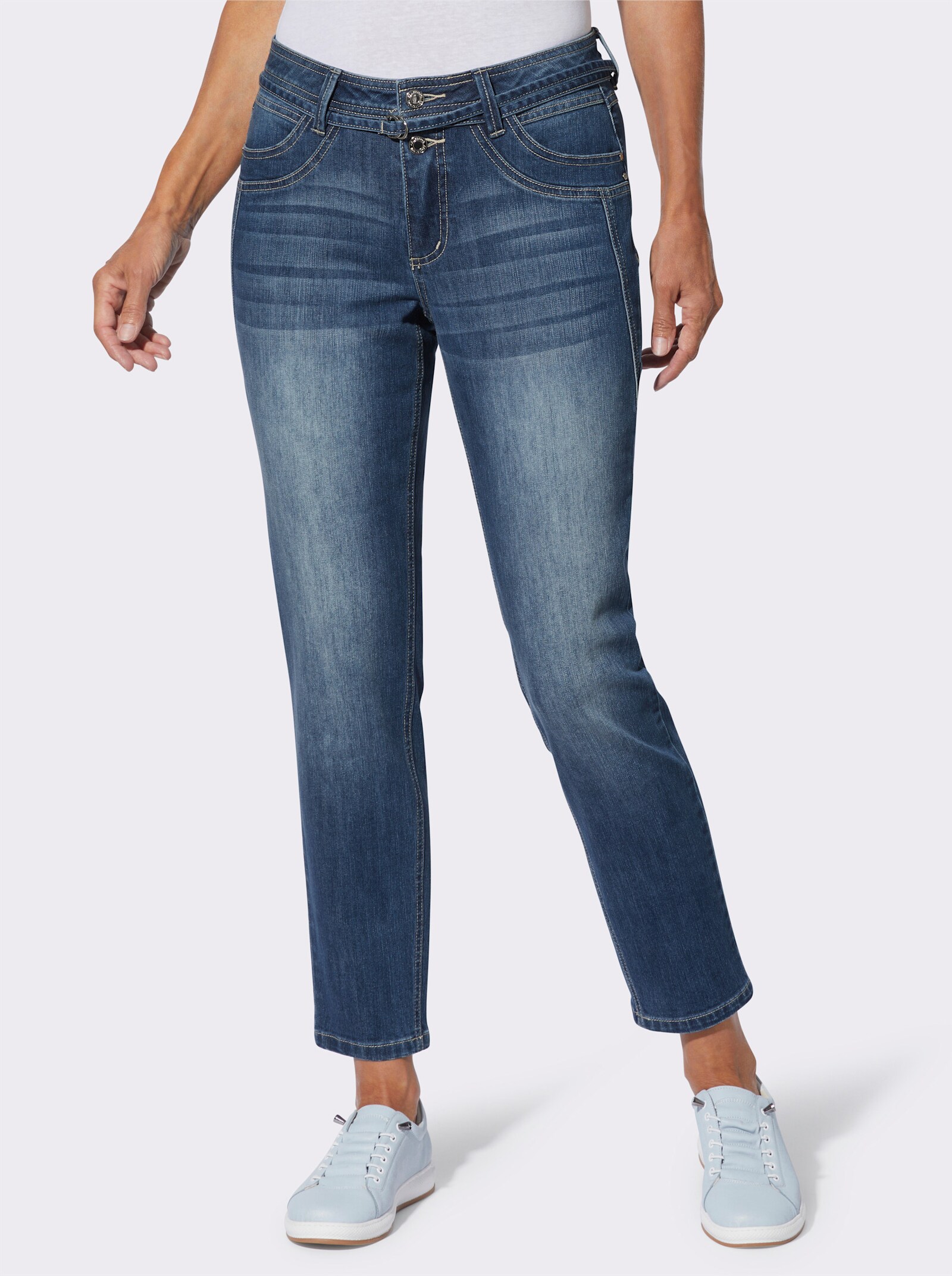 Jeans mit schmalem Gürtel - blue-stone-washed