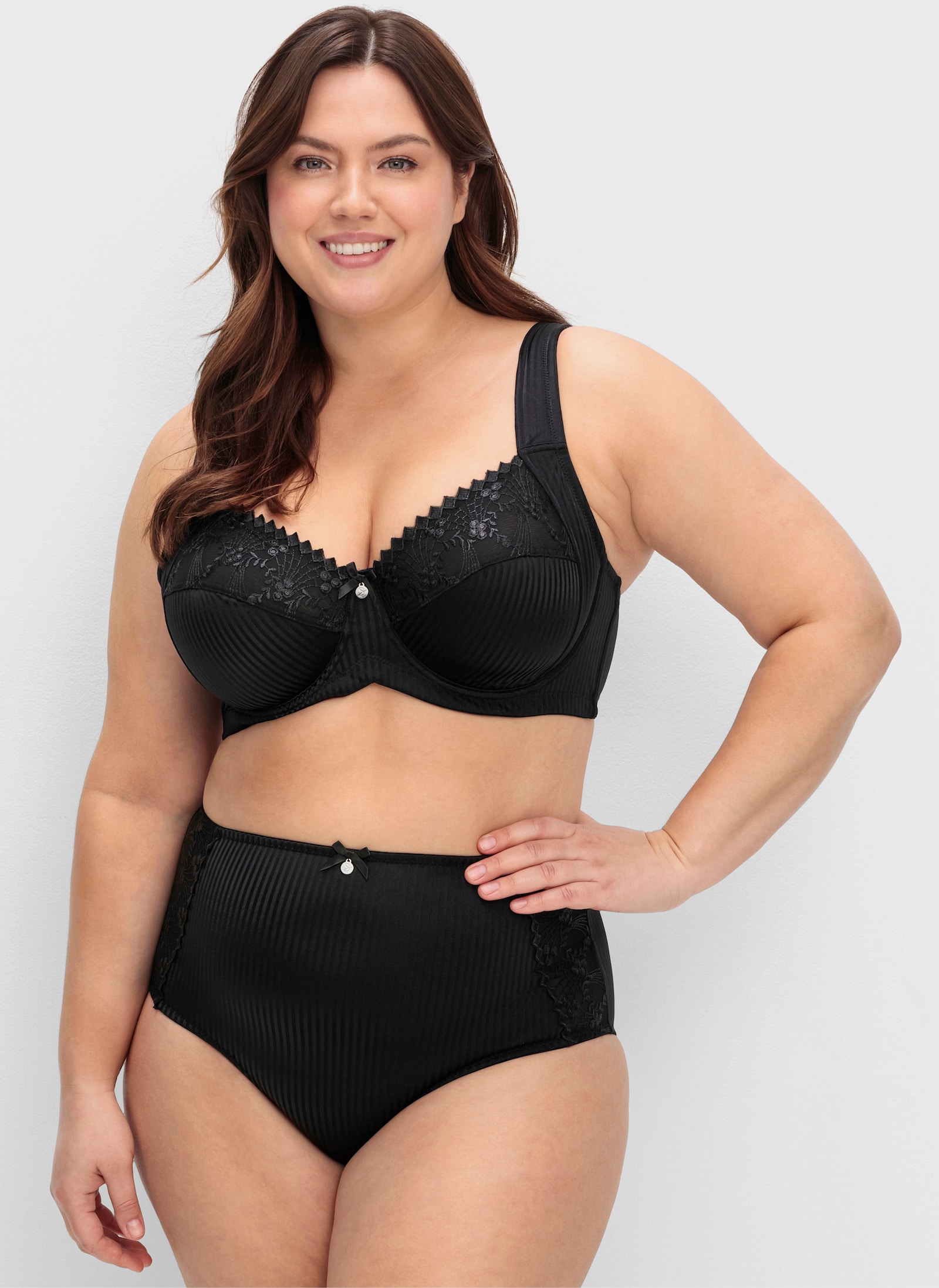 sheego Bügel-BH mit floraler Spitze und tonigen Streifen - schwarz