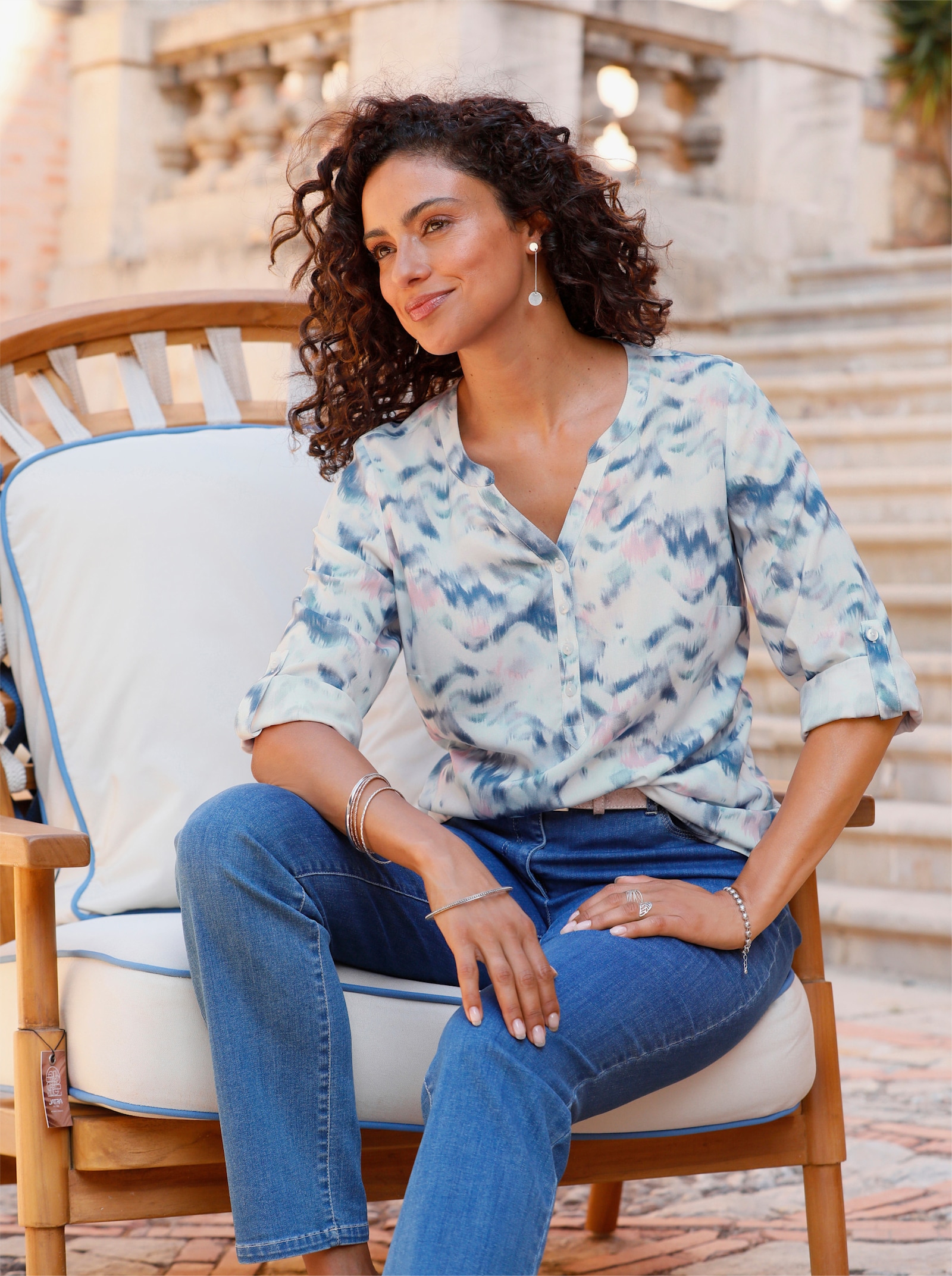 Druckbluse mit Krempelärmel - ecru-jeansblau-bedruckt