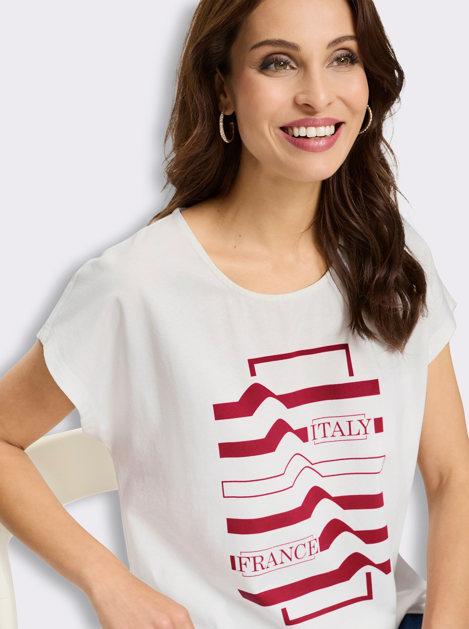 Rundhalsshirt mit überschnittenen Schultern - rot-ecru-bedruckt