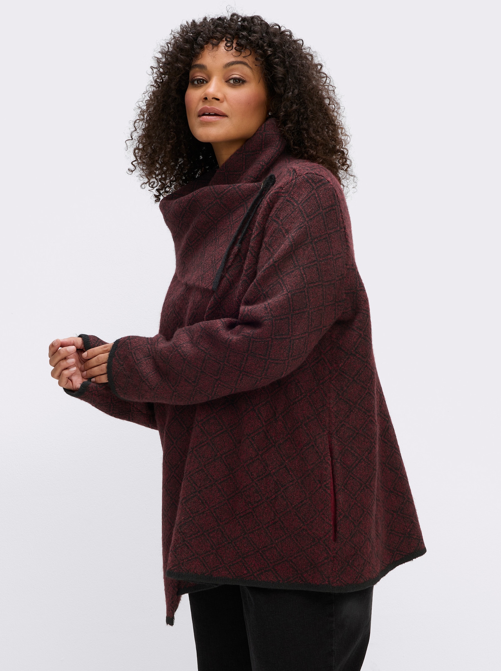 sheego by Joe Browns Jacquardstrickjacke mit asymmetrischem Fall - kirsche-schwarz