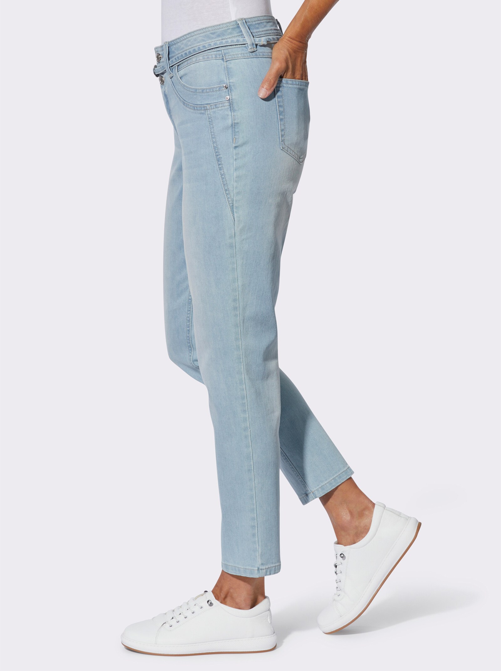 Jeans mit schmalem Gürtel - blue-bleached