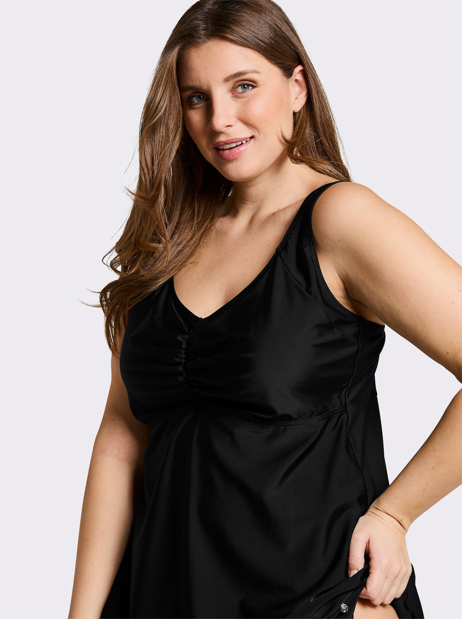 sheego Tankini-Oberteil mit V-Ausschnitt und Raffung - schwarz