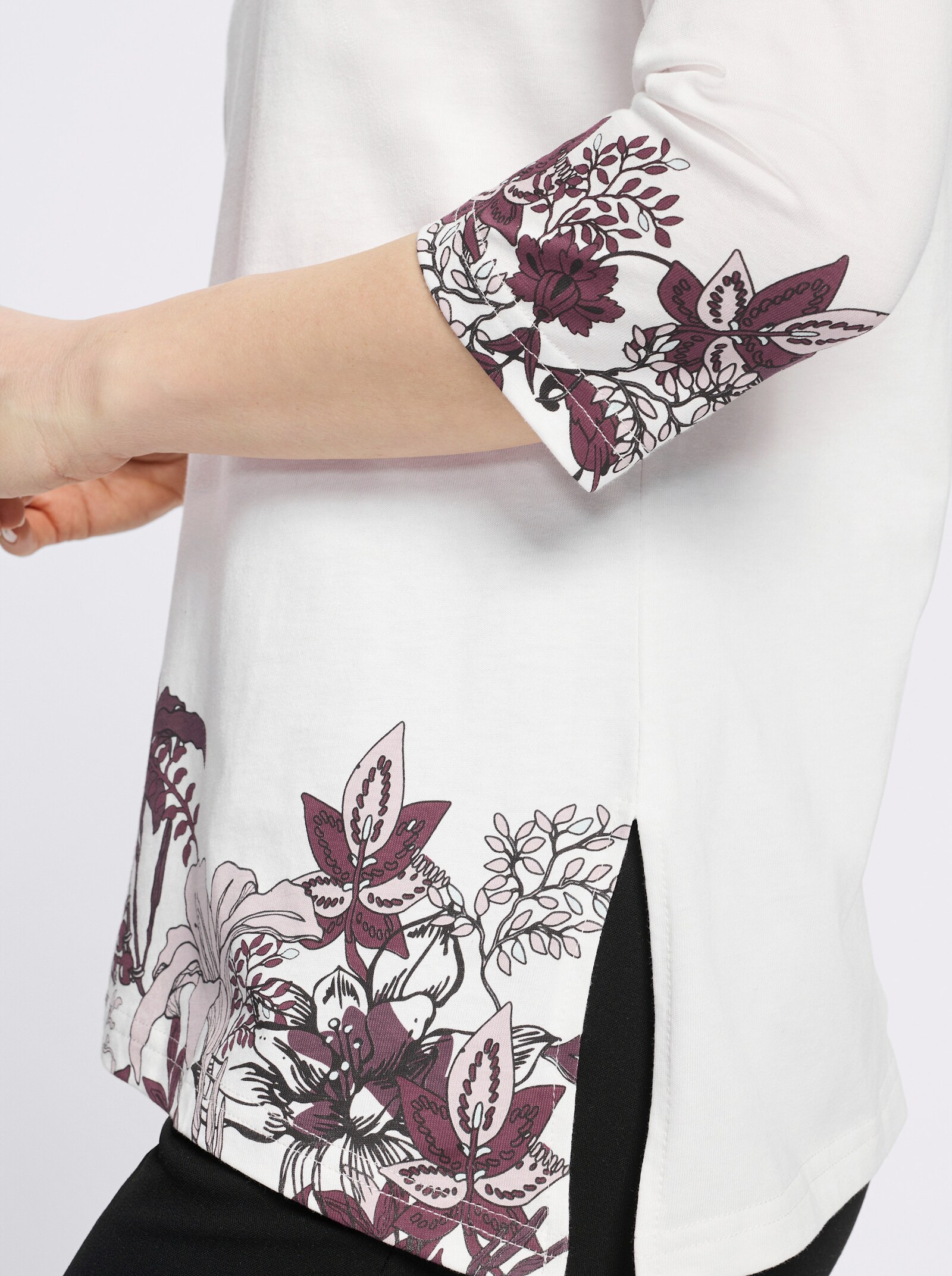 Rundhalsshirt mit extra langem Seitenschlitz - ecru-burgund-bedruckt