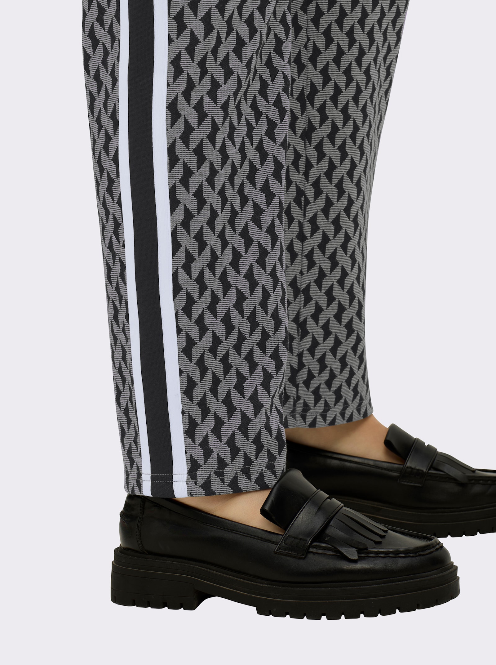 sheego Hose mit Jacquardmuster und Galonstreifen - schwarz-ecru-gemustert