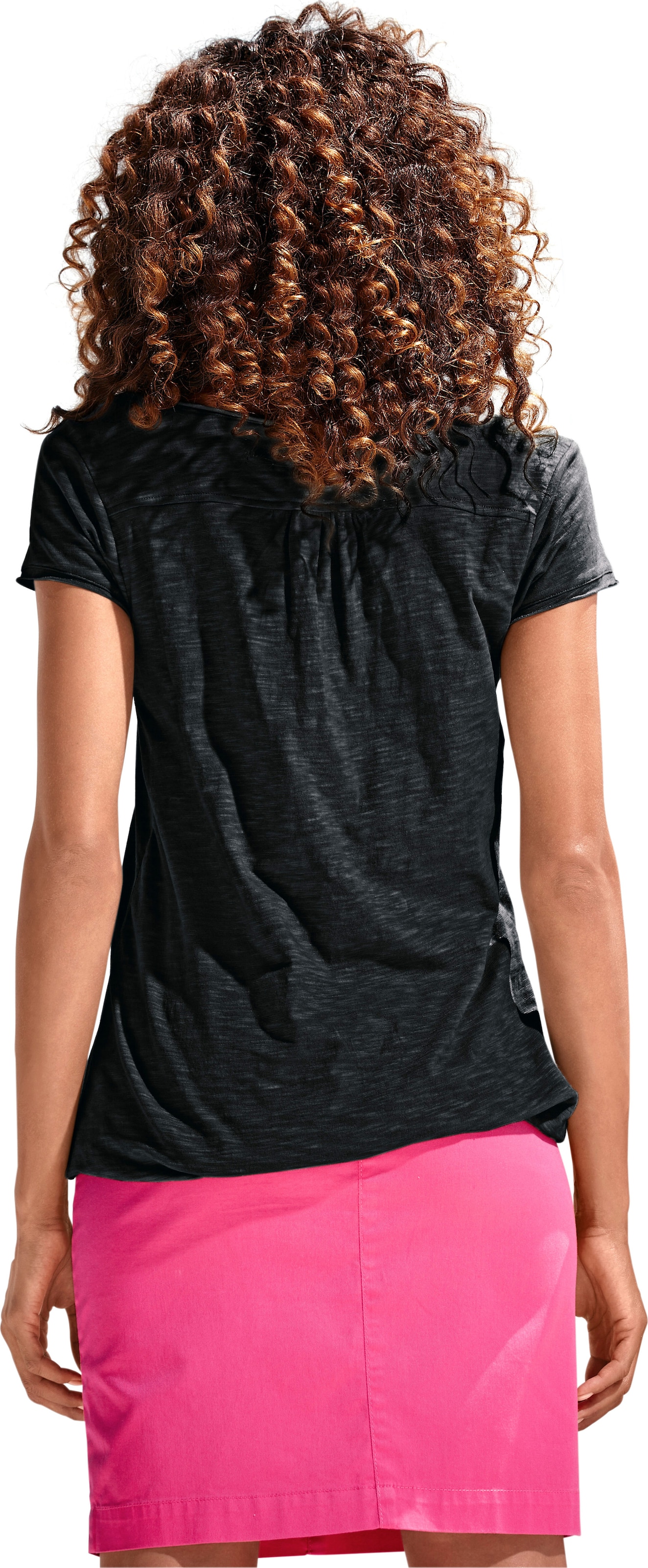 Spitzen Shirt  günstig Kaufen-Rundhals-Shirt in schwarz von heine. Rundhals-Shirt in schwarz von heine <![CDATA[Rundhals-Shirt Moderne Form mit Gummizugbund. Mit Spitzen-Details und schimmernden Knöpfen. Leichte Shirtware mit Flammé-Effekt.]]>. 