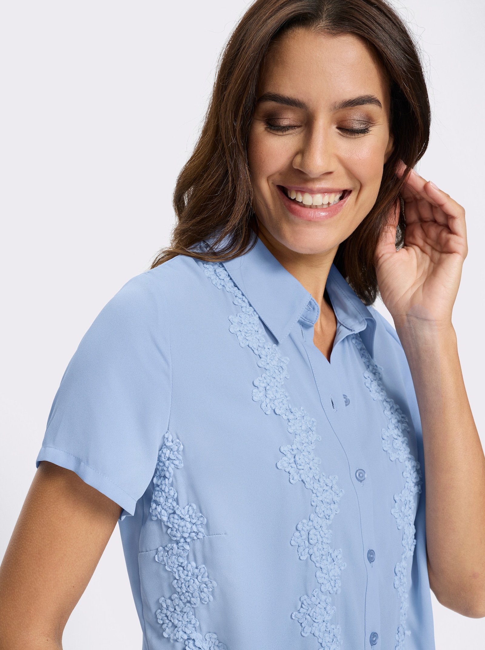 Kurzarm-Bluse mit Blüten-Stickerei - bleu