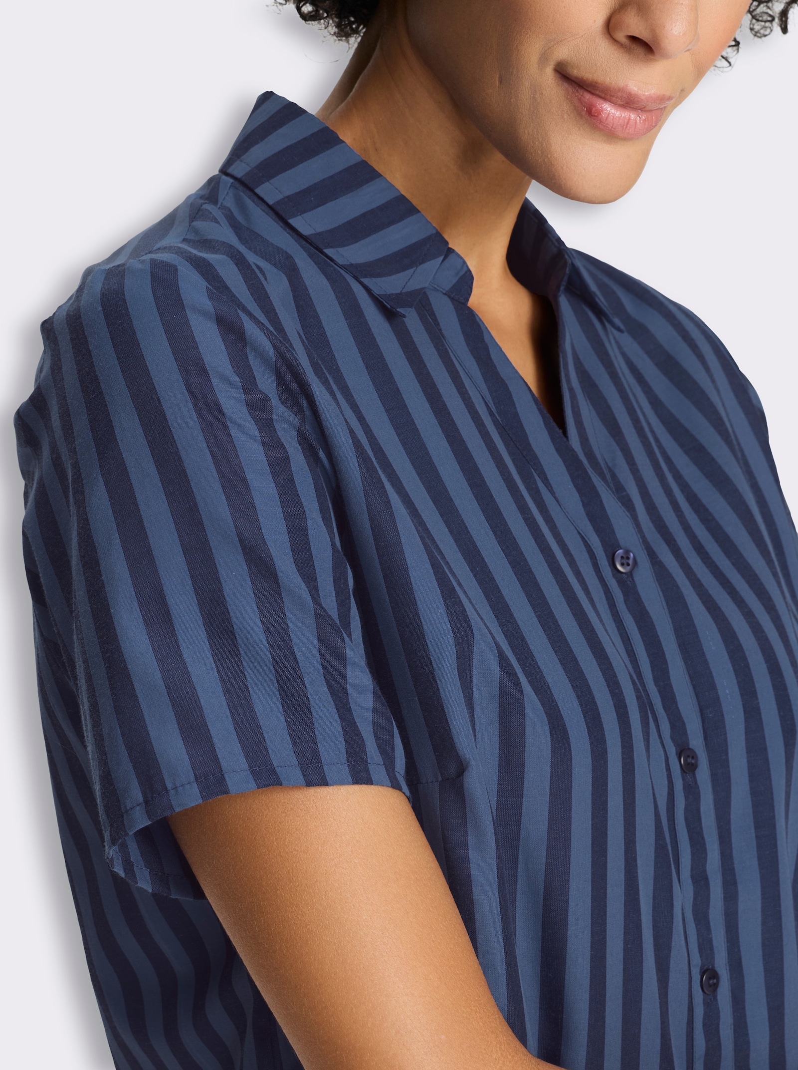 Kurzarm-Bluse mit Längsstreifen - dunkelblau-gestreift