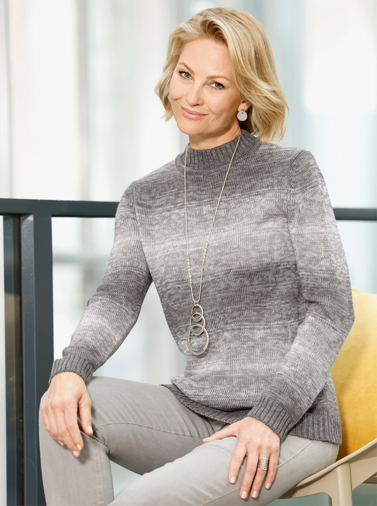 Stehkragenpullover - grau-anthrazit-geringelt