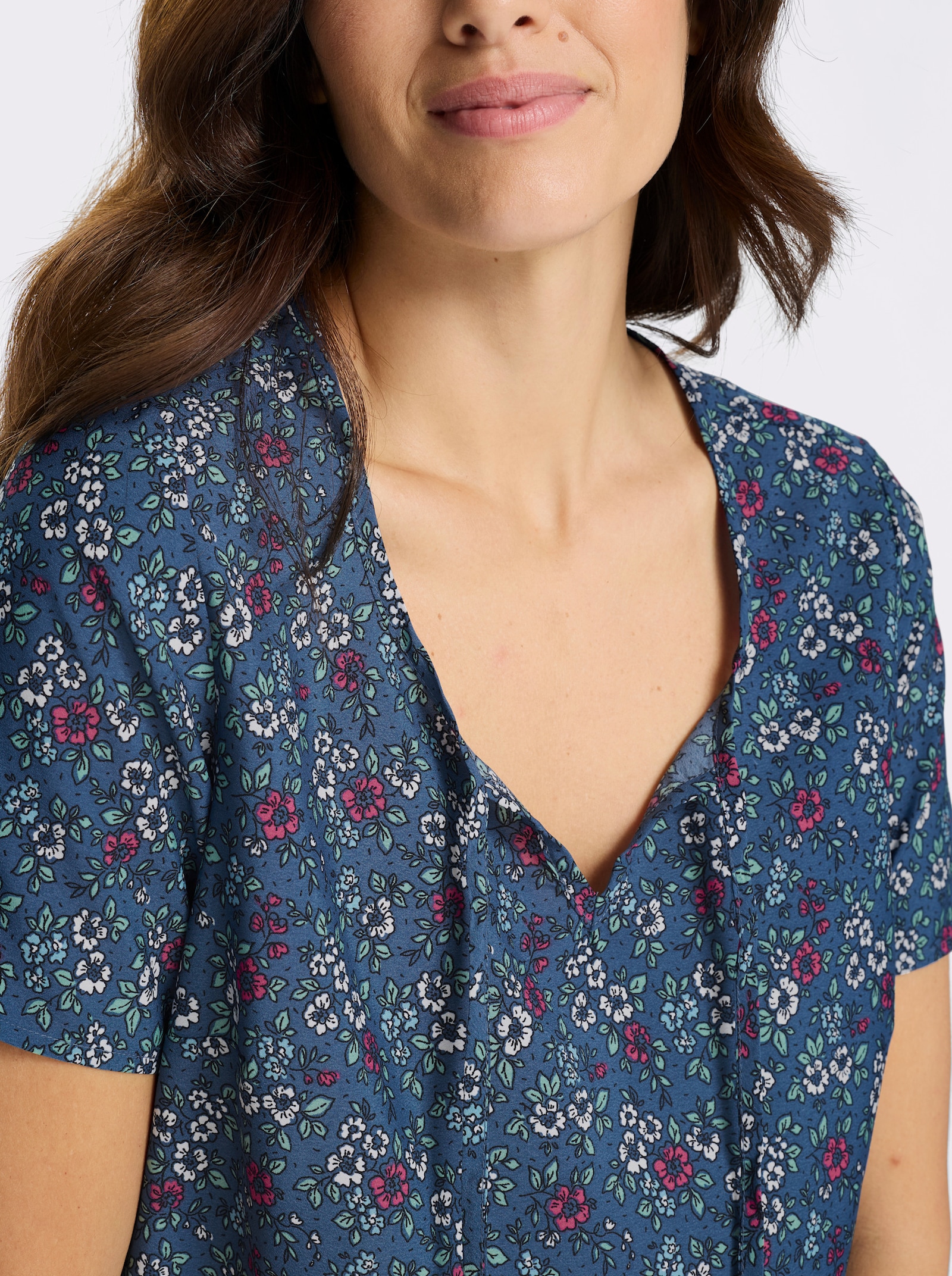 Schlupfbluse mit Millefleurs - jeansblau-fuchsia-bedruckt