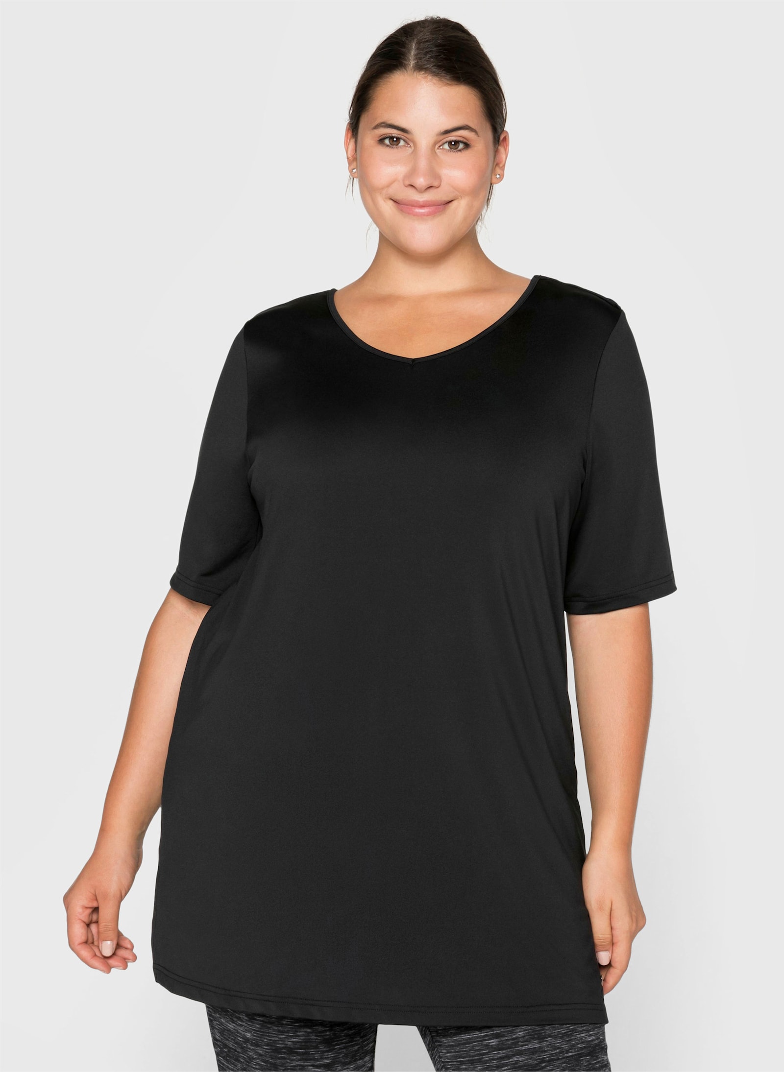 sheego Functioneel shirt in lang model, cut-out achter - zwart