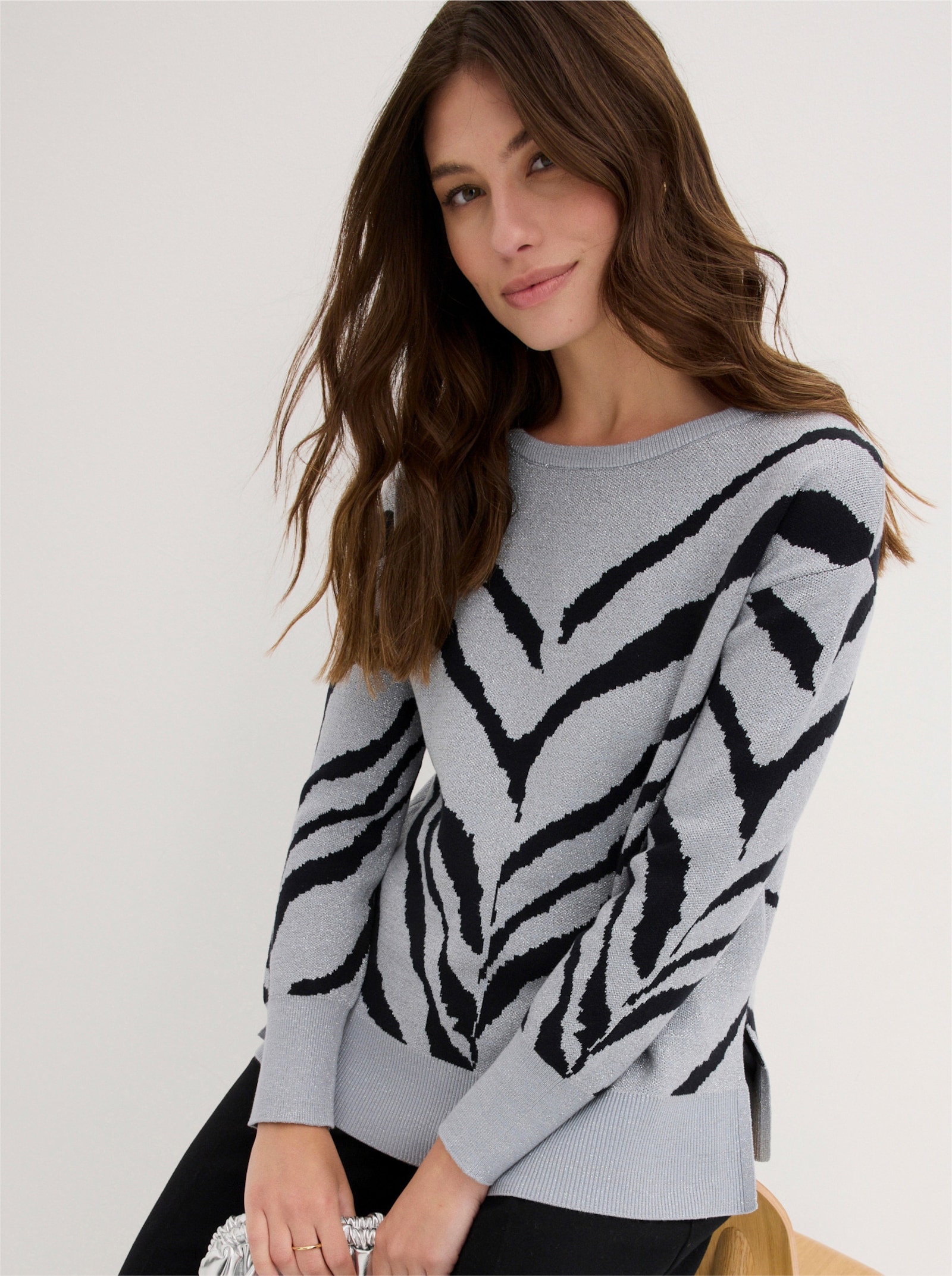 Langarm-Pullover mit Glanzgarn - steingrau-schwarz