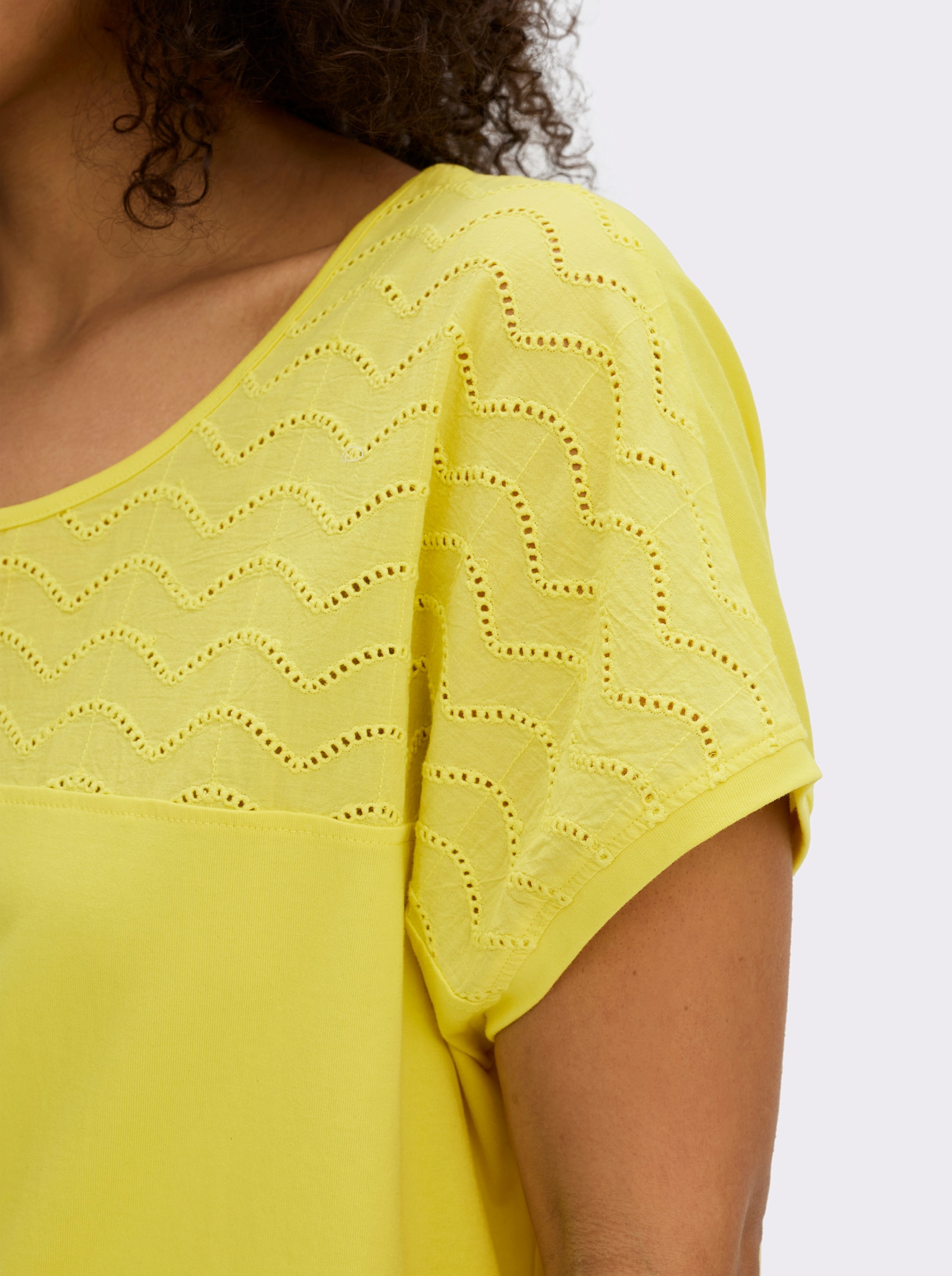 sheego T-Shirt mit Lochspitze - limone