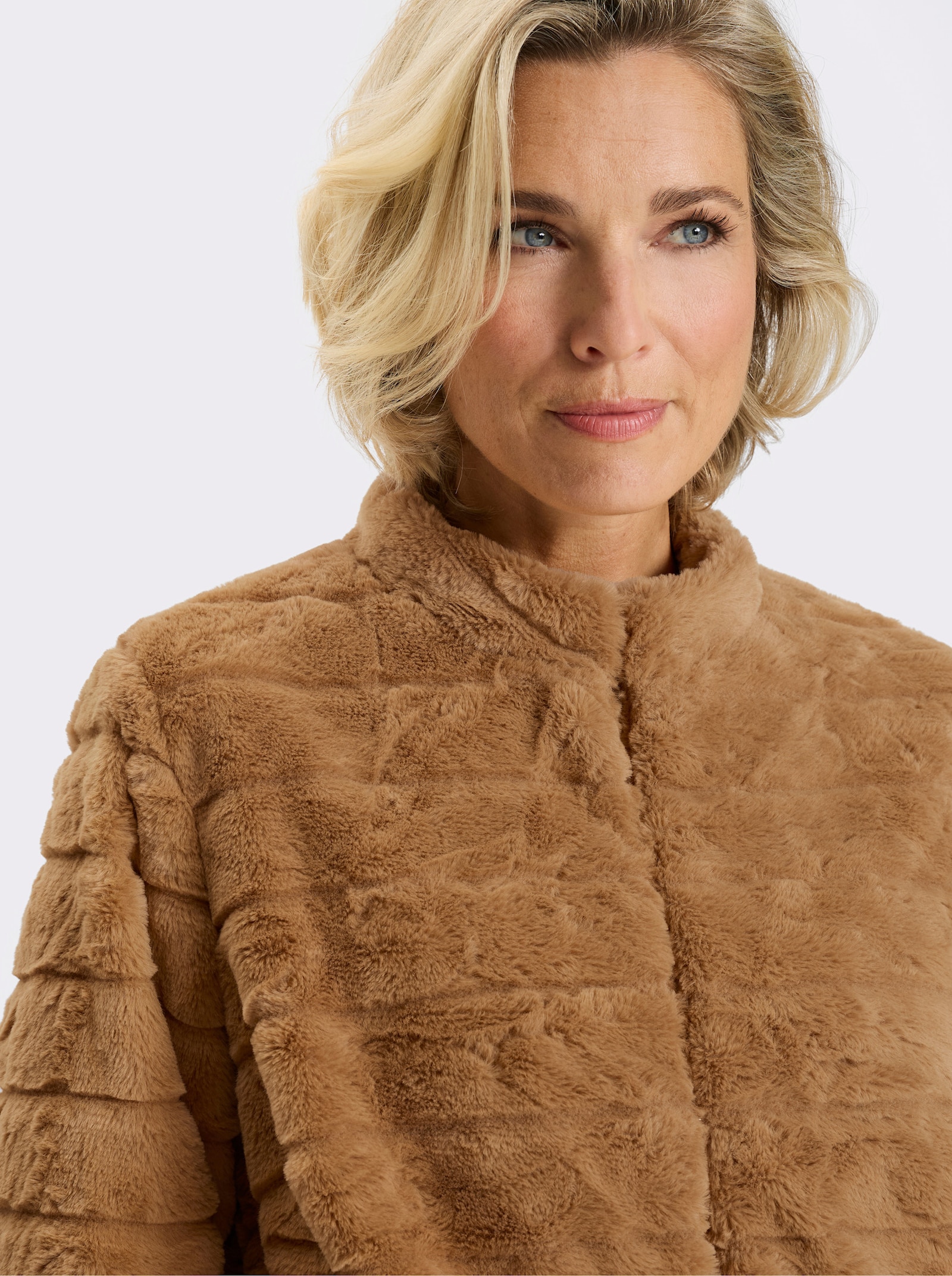 Bunda z umělé kožešiny se zapínáním na háčky - velbloudí