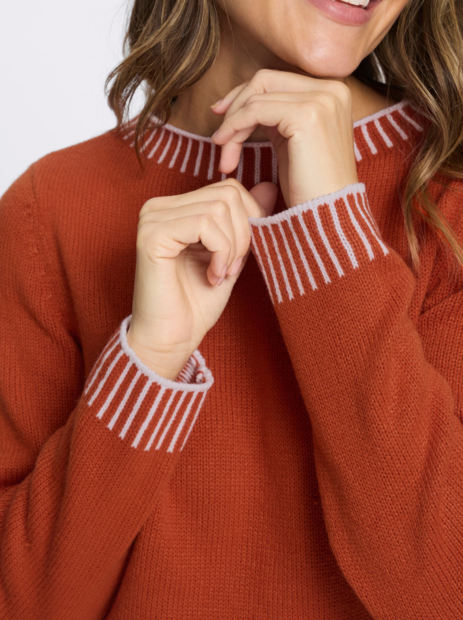 Rundhalspullover mit Kontrast-Akzenten - rostrot