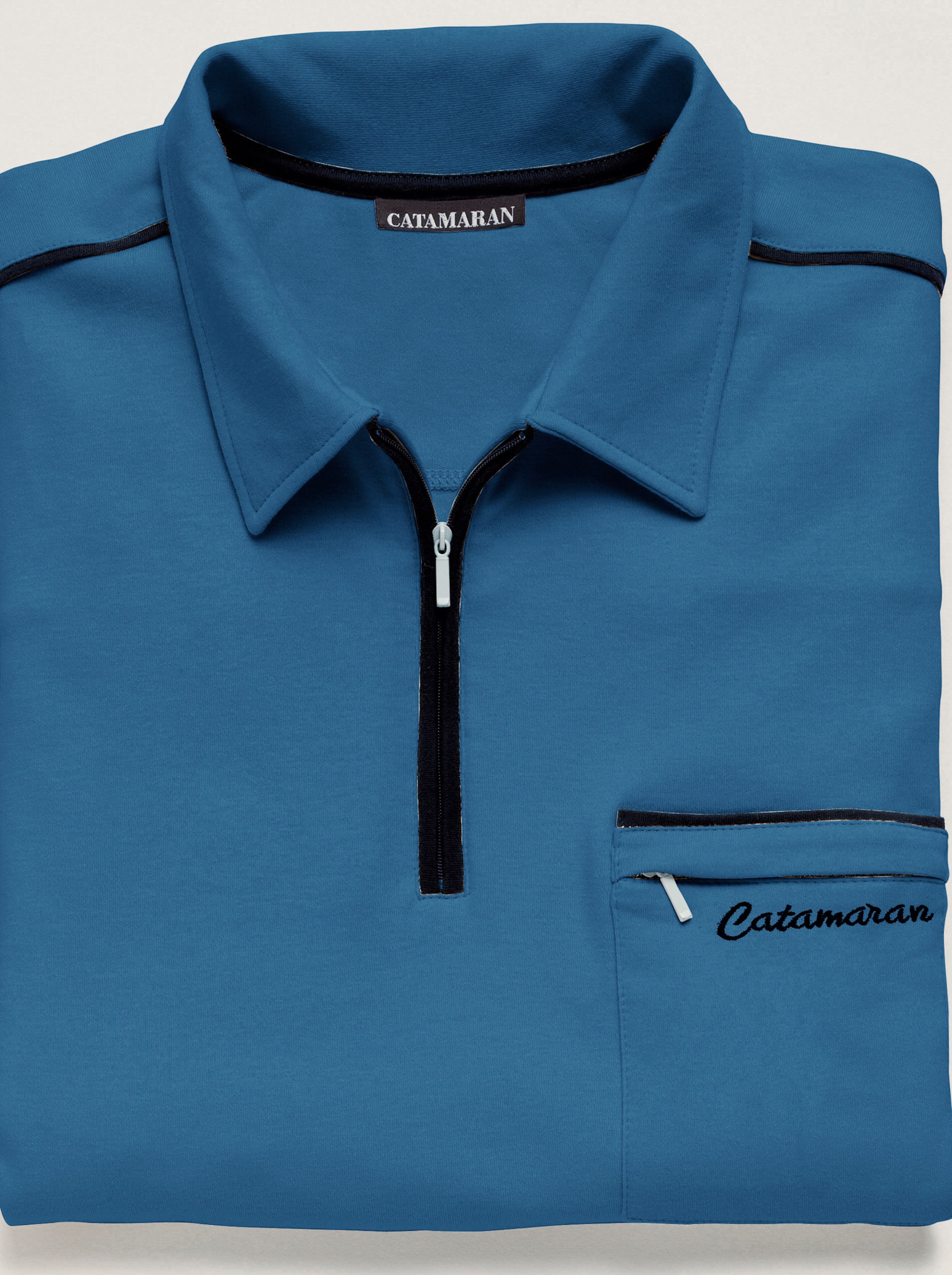 und Blau günstig Kaufen-Kurzarm-Poloshirt in jeansblau von Catamaran. Kurzarm-Poloshirt in jeansblau von Catamaran <![CDATA[Kurzarm-Poloshirt mit hochwertiger Kontrastpaspelierung und Catamaran-Stickerei. Brusttasche mit Reißverschluss und Rippbündchen am Saum.]]>. 