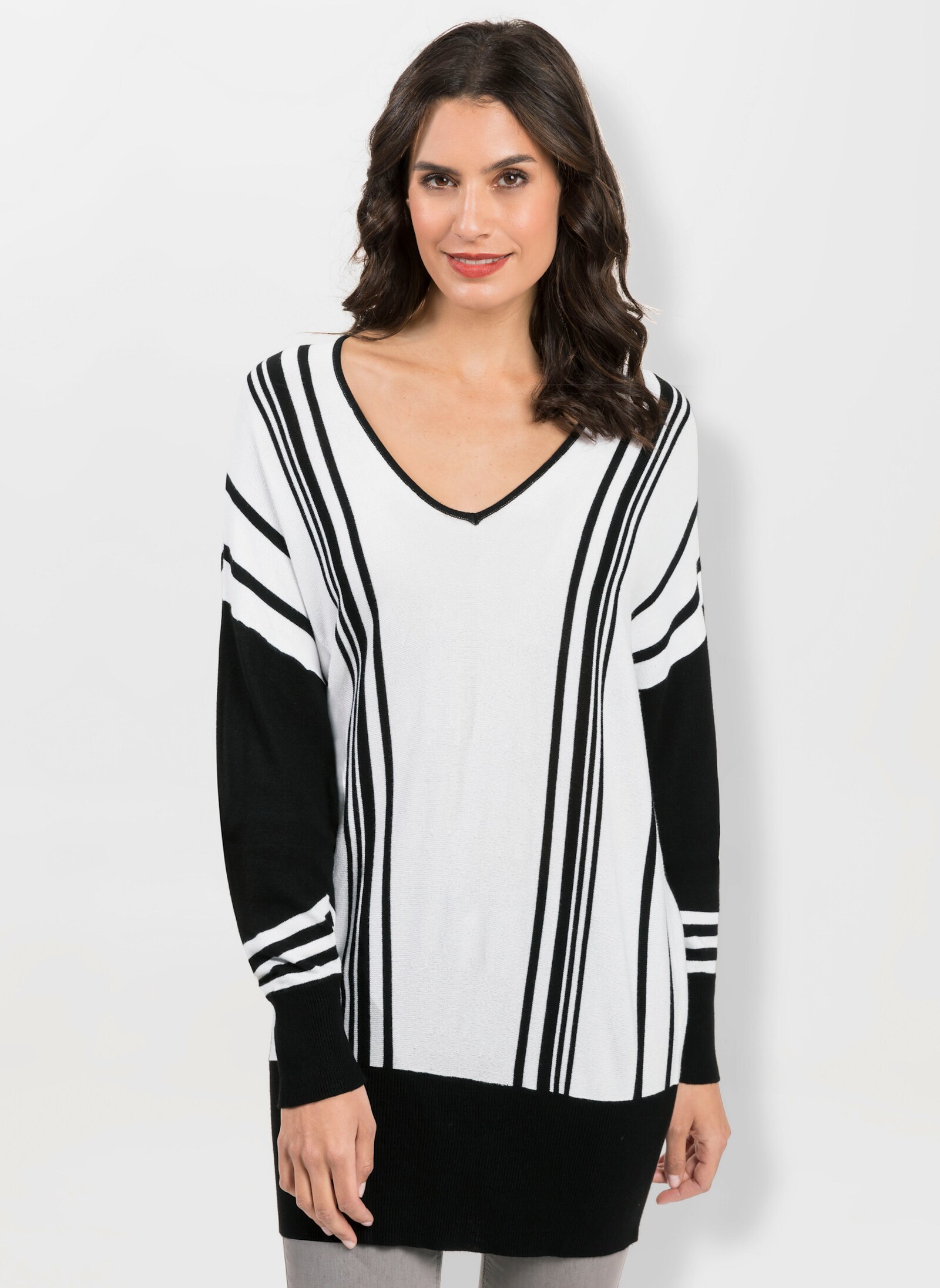 V-Ausschnitt-Pullover mit Fledermaus-Ärmeln - weiß-schwarz-gestreift