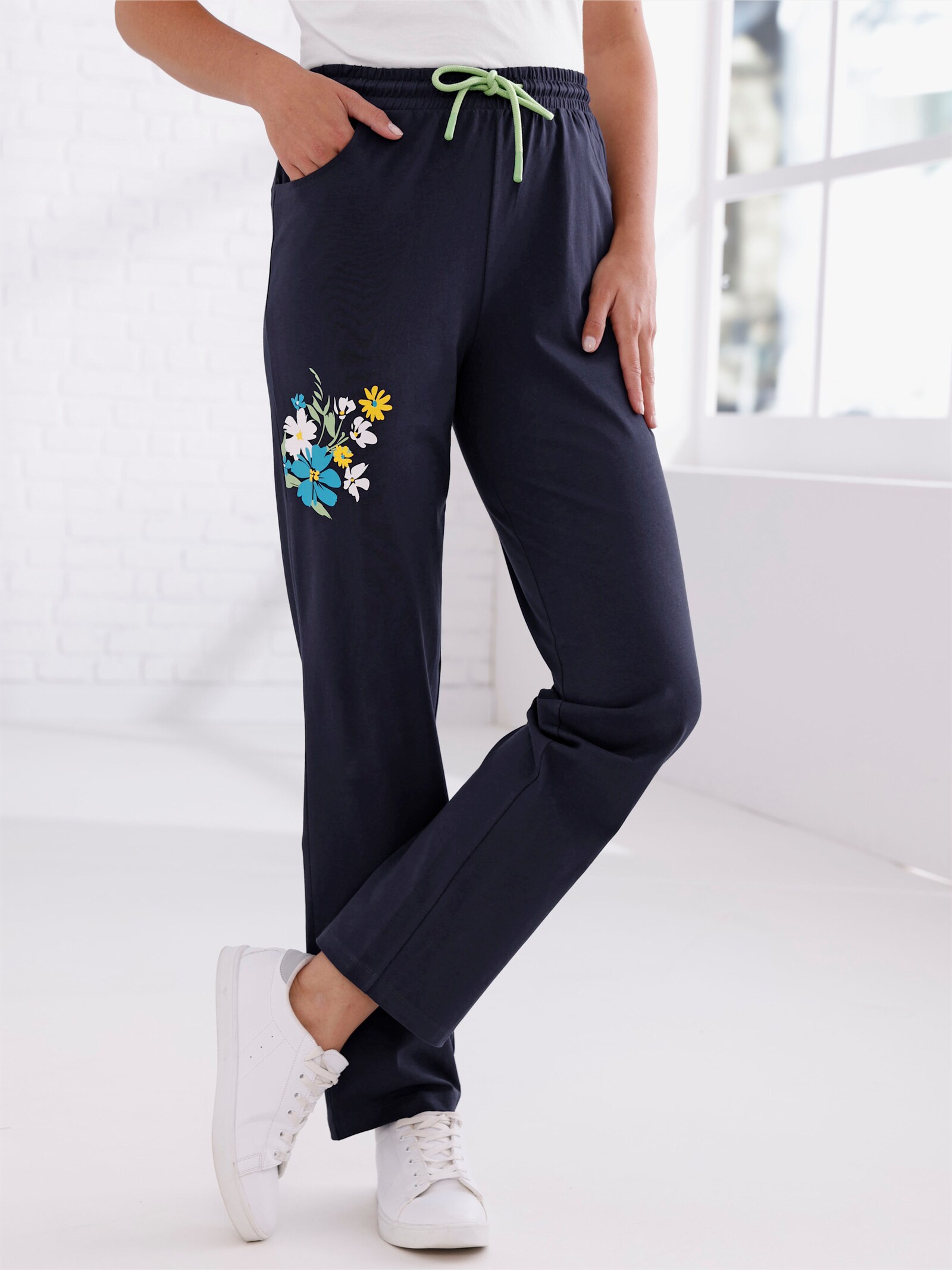 Freizeithose mit platziertem Blumen-Print - marine