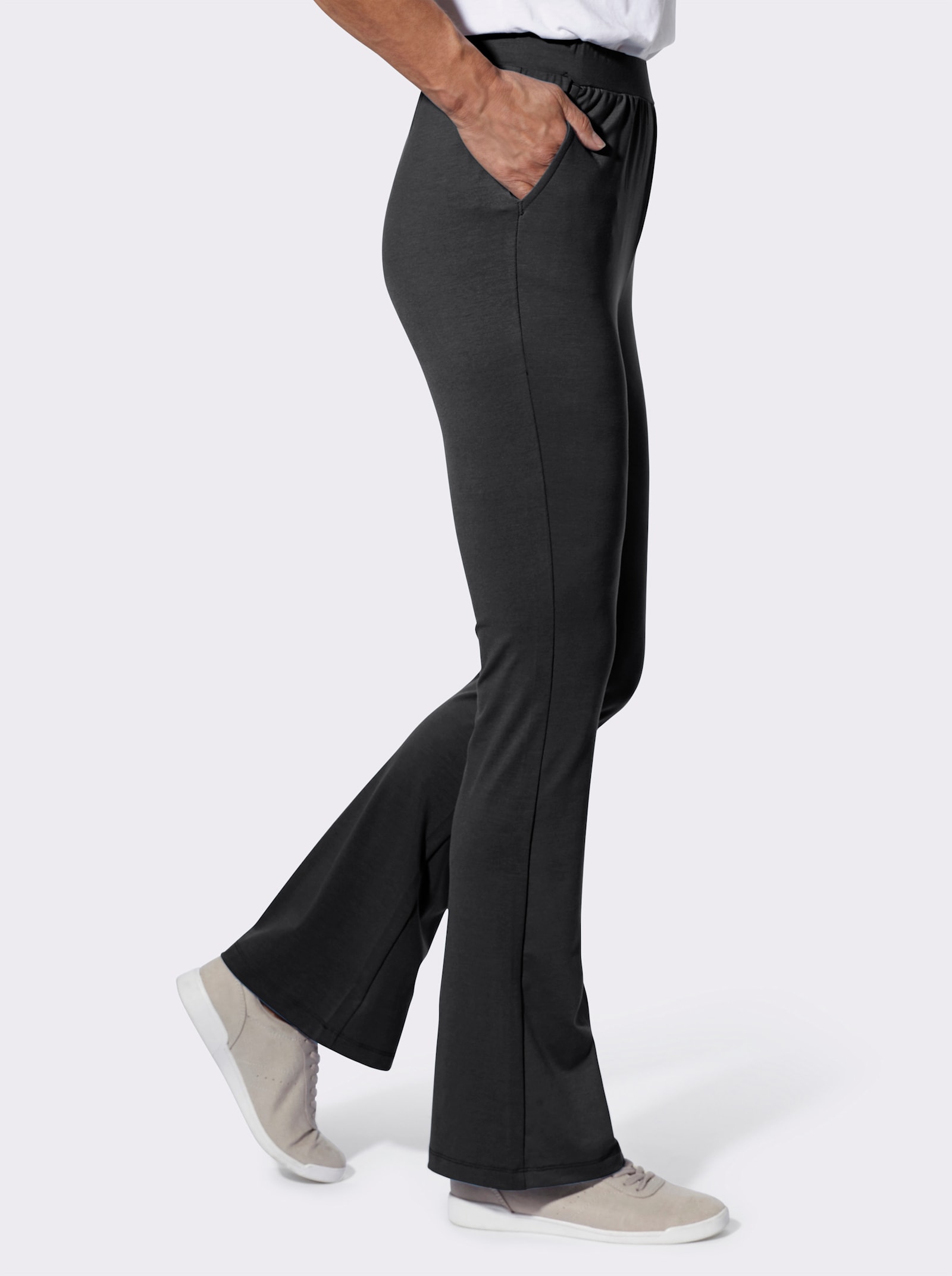 Kalhoty pro volný čas s mírně rozšířenými nohavicemi - černá