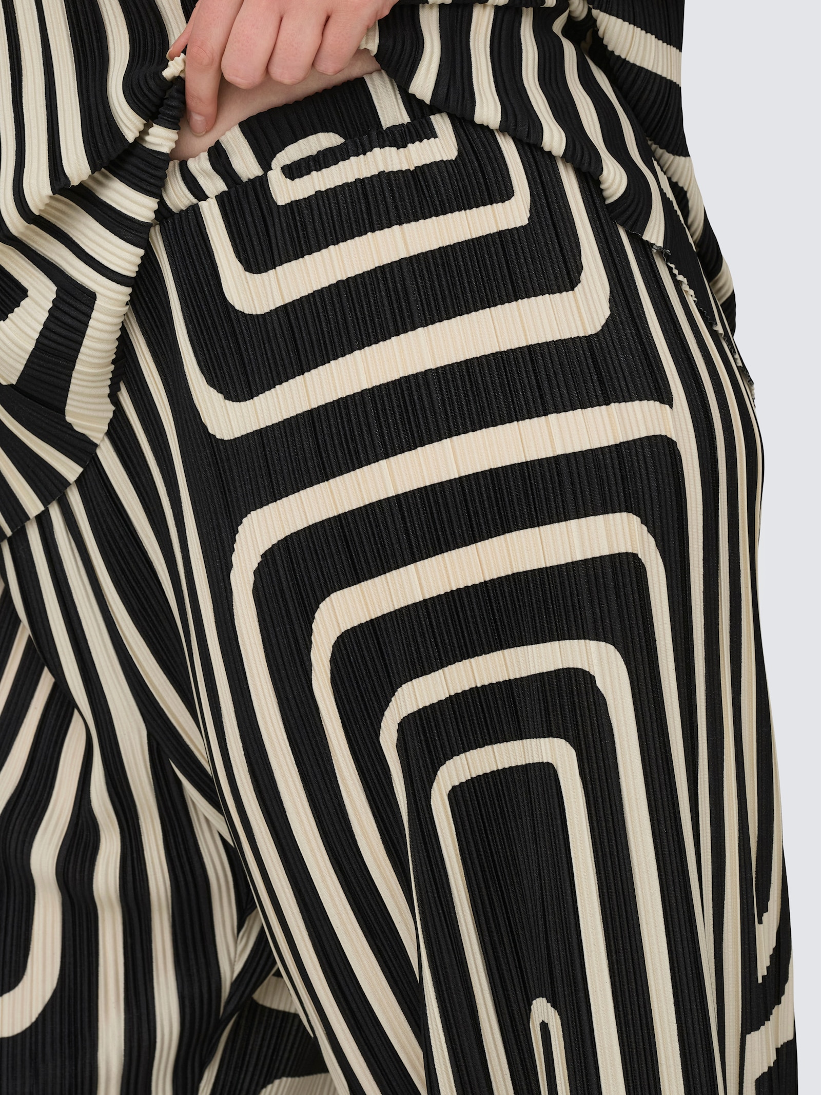 ONLY CARMAKOMA Schlupfhose - black aop:oatmeal graphic