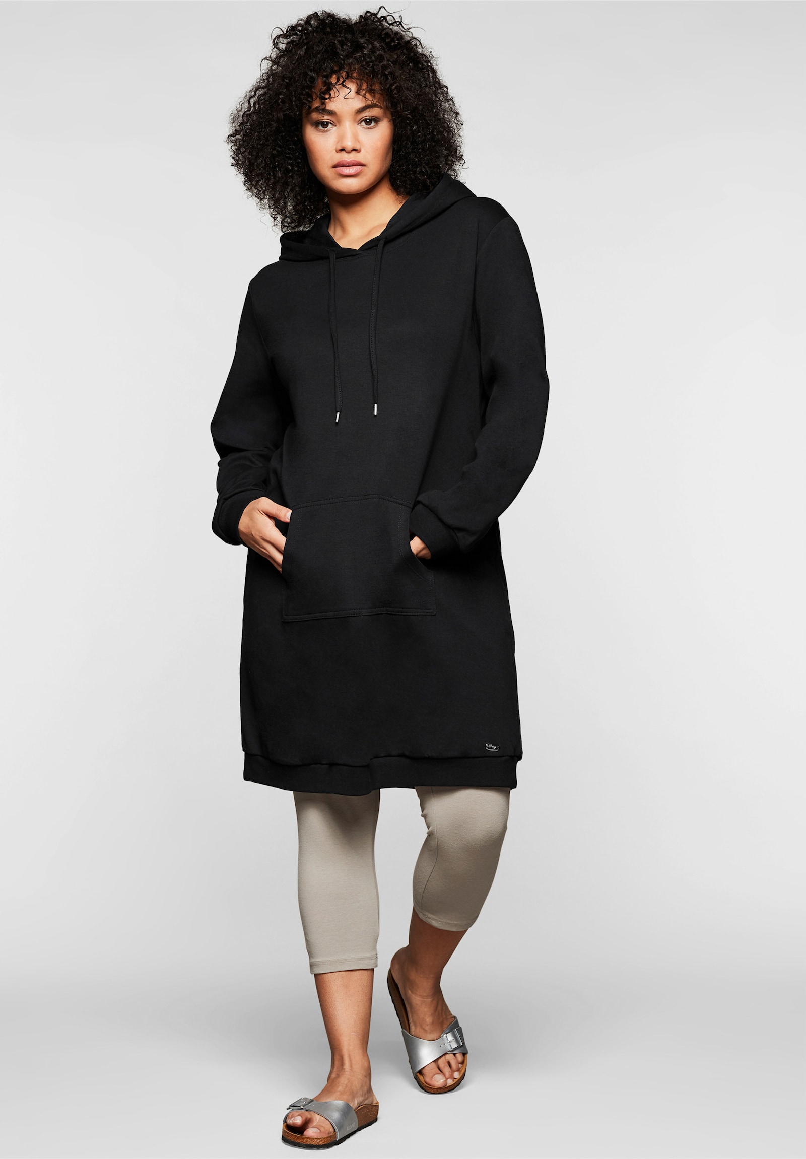 sheego Shirtkleid mit Kapuze und Kängurutasche - schwarz