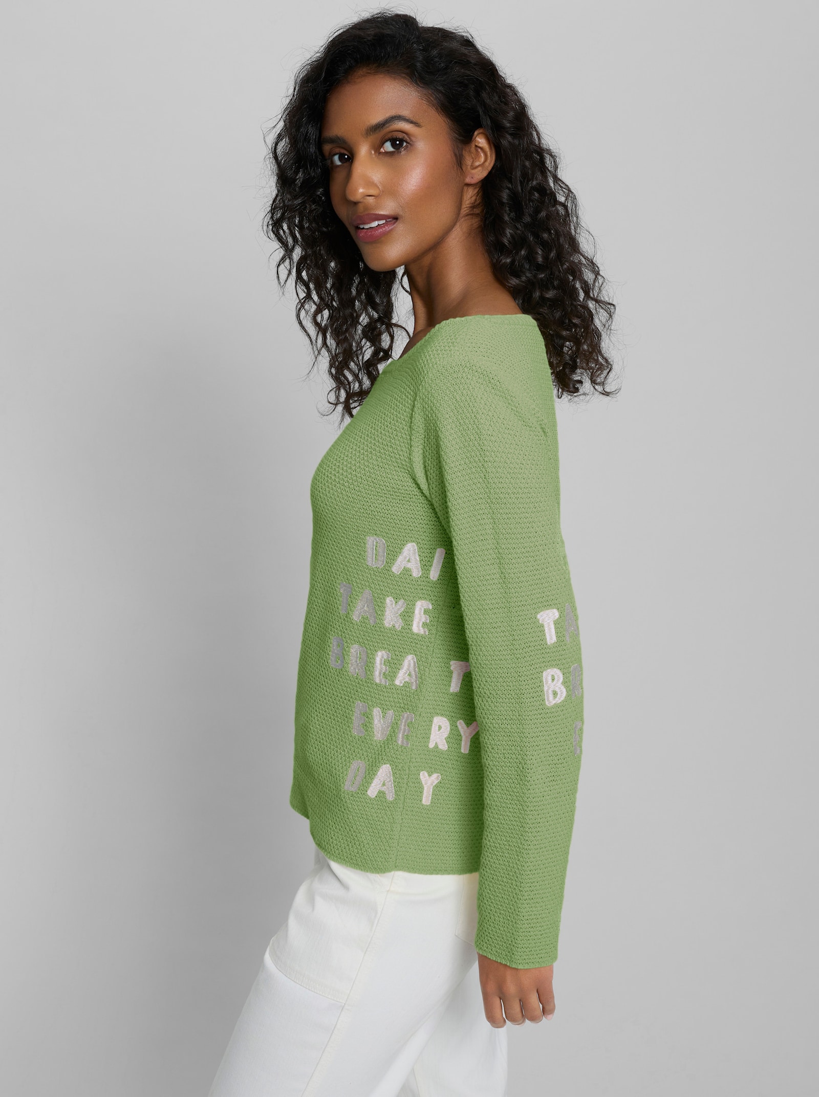 heine Pullover mit gestickter Schrift - reseda-ecru-gemustert