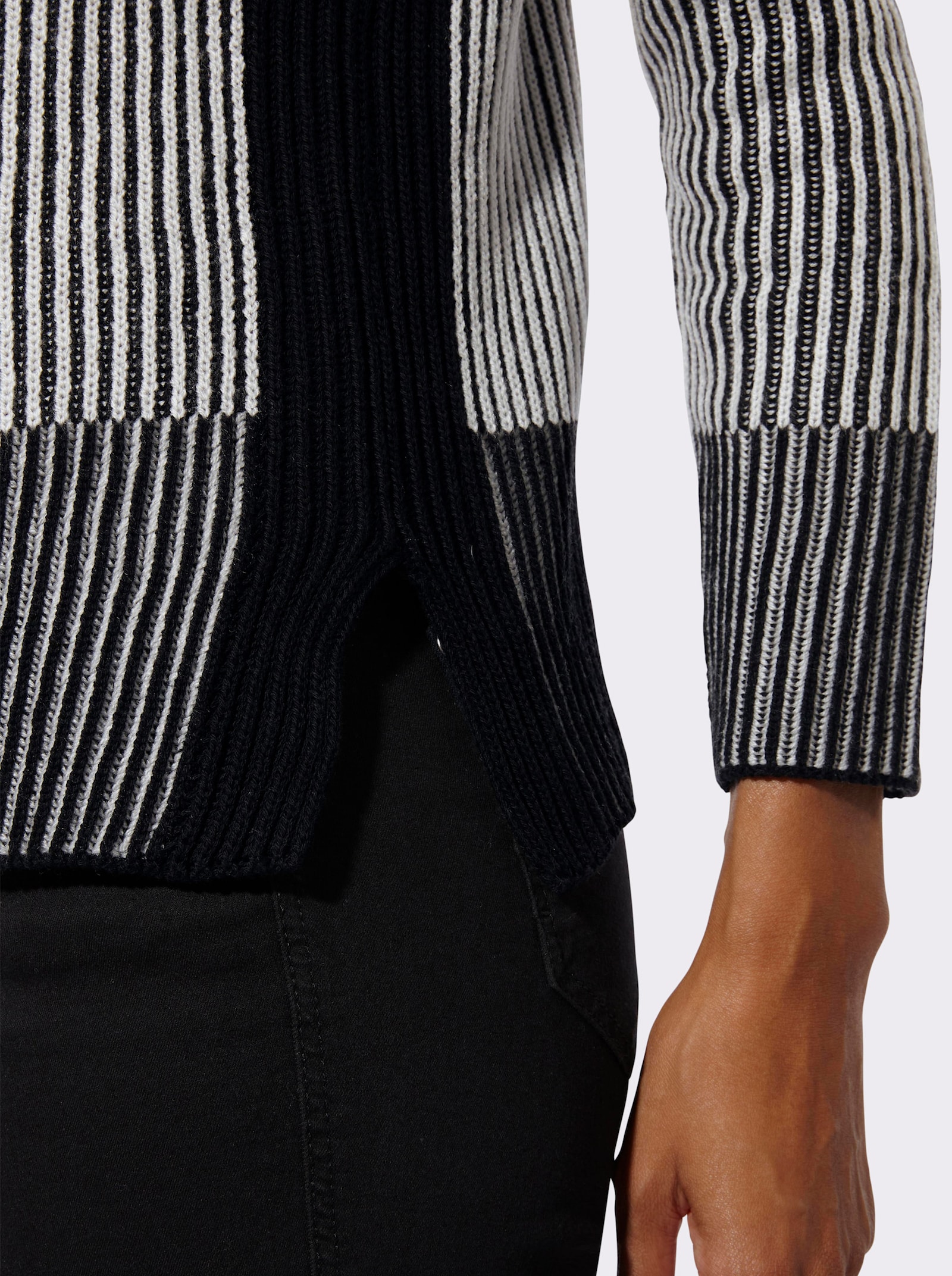 Rundhalspullover im modernen Rippenstrick - ecru-schwarz