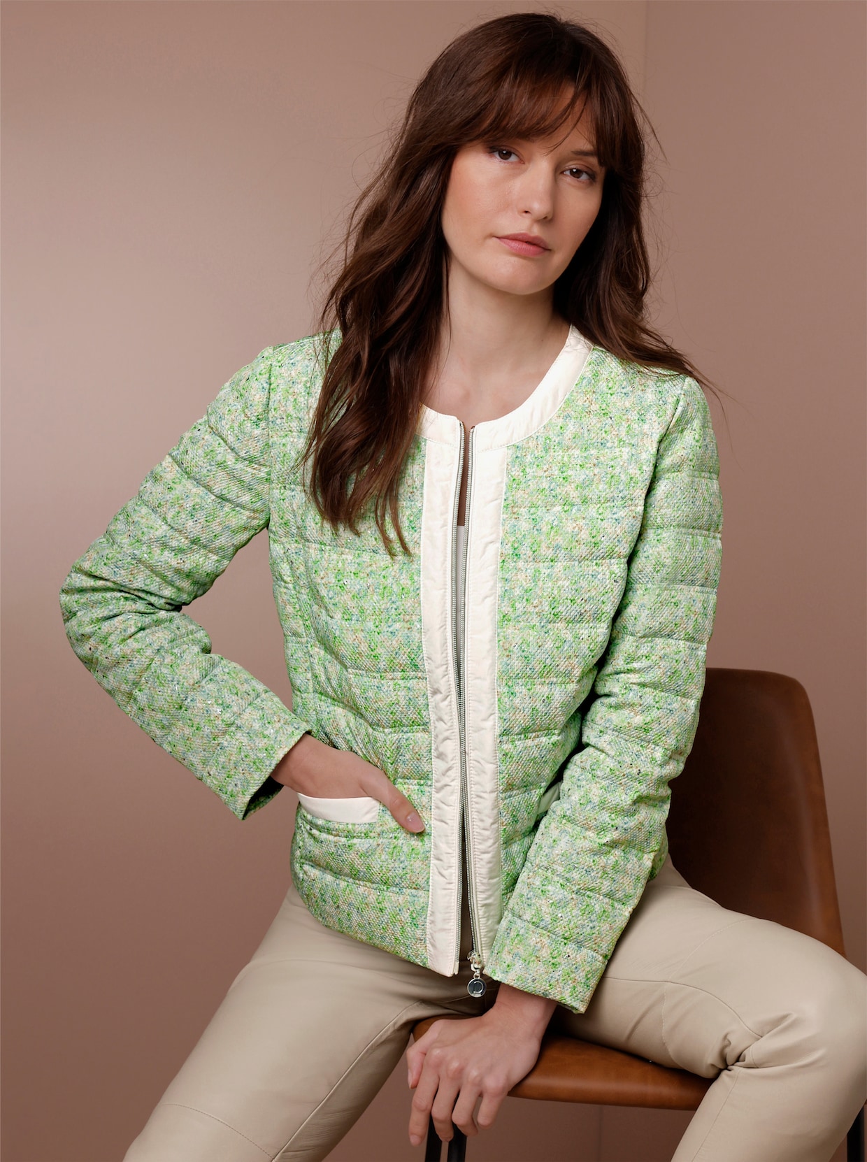CREATION L PREMIUM Daunenjacke mit horizontalem Steppmuster - reseda-ecru-bedruckt