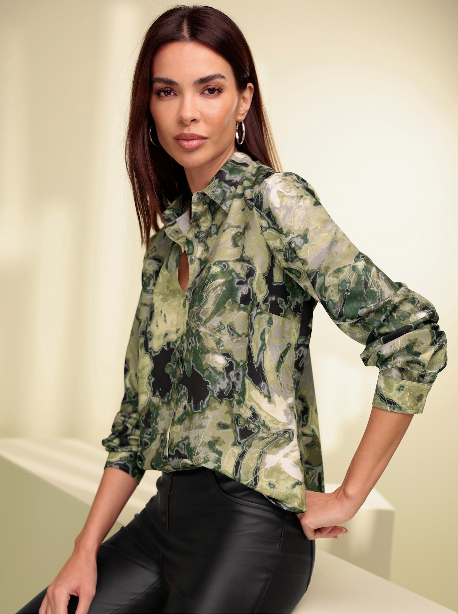 heine Hemdbluse mit leichtem Glanz - khaki-lindgrün-bedruckt