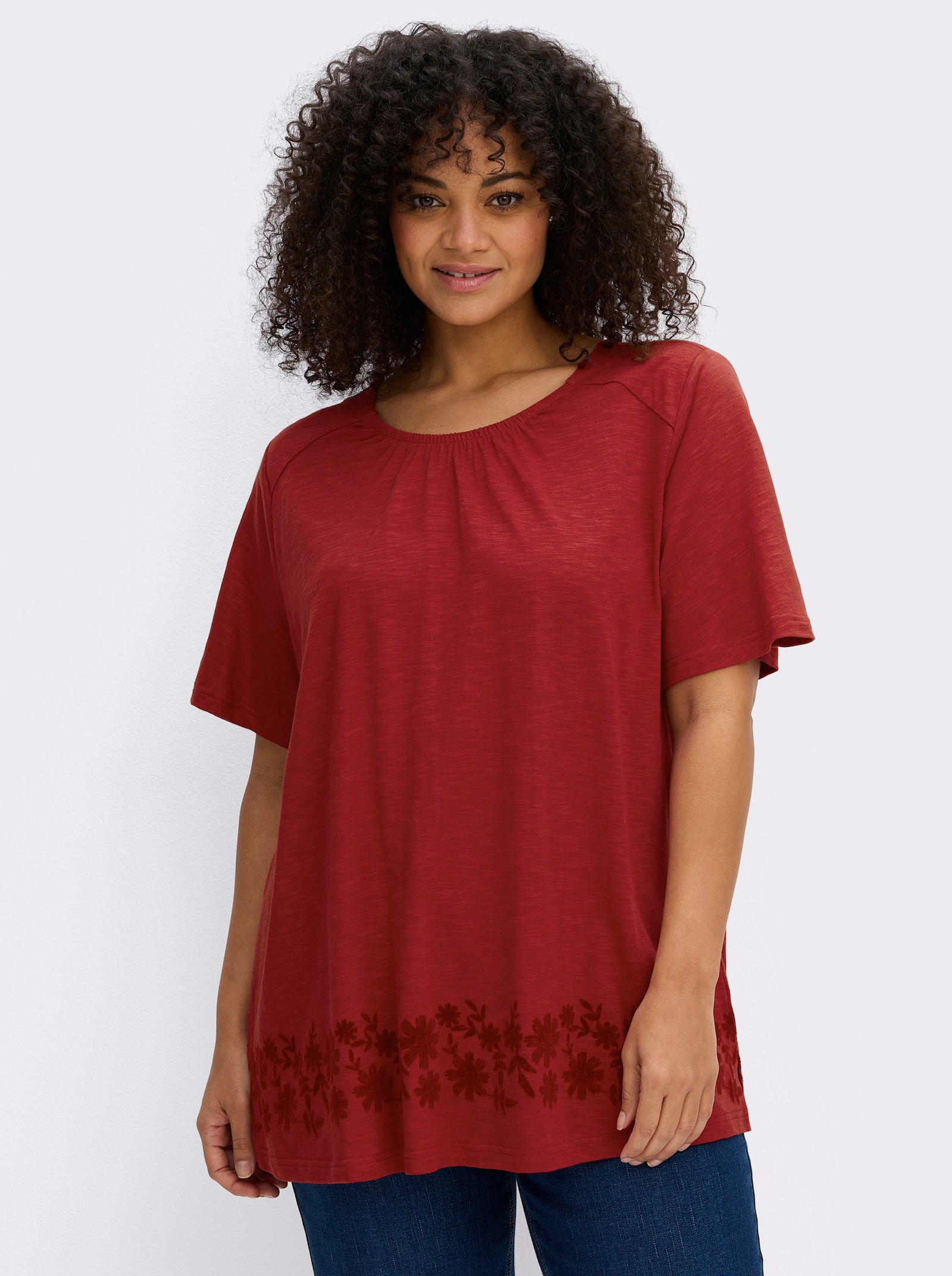 sheego Shirt in A-lijn, met bloemenprint op de zoom - kers
