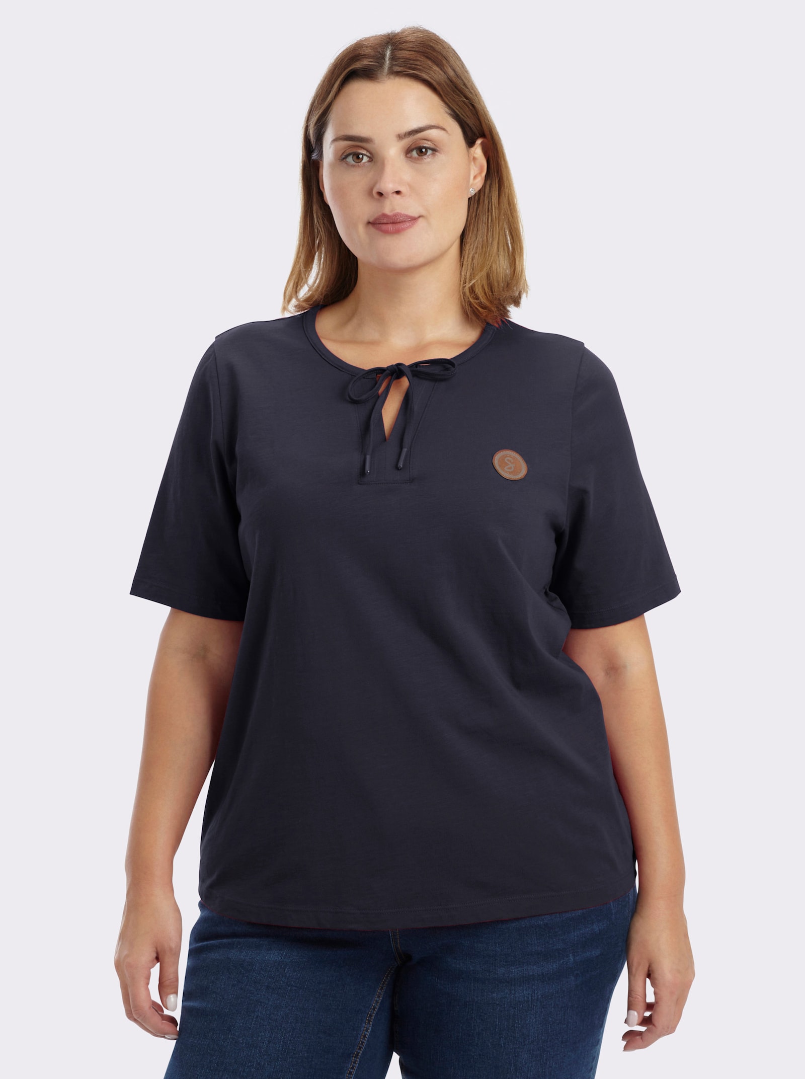 sheego Kurzarmshirt mit Bindeband am Ausschnitt - tiefblau