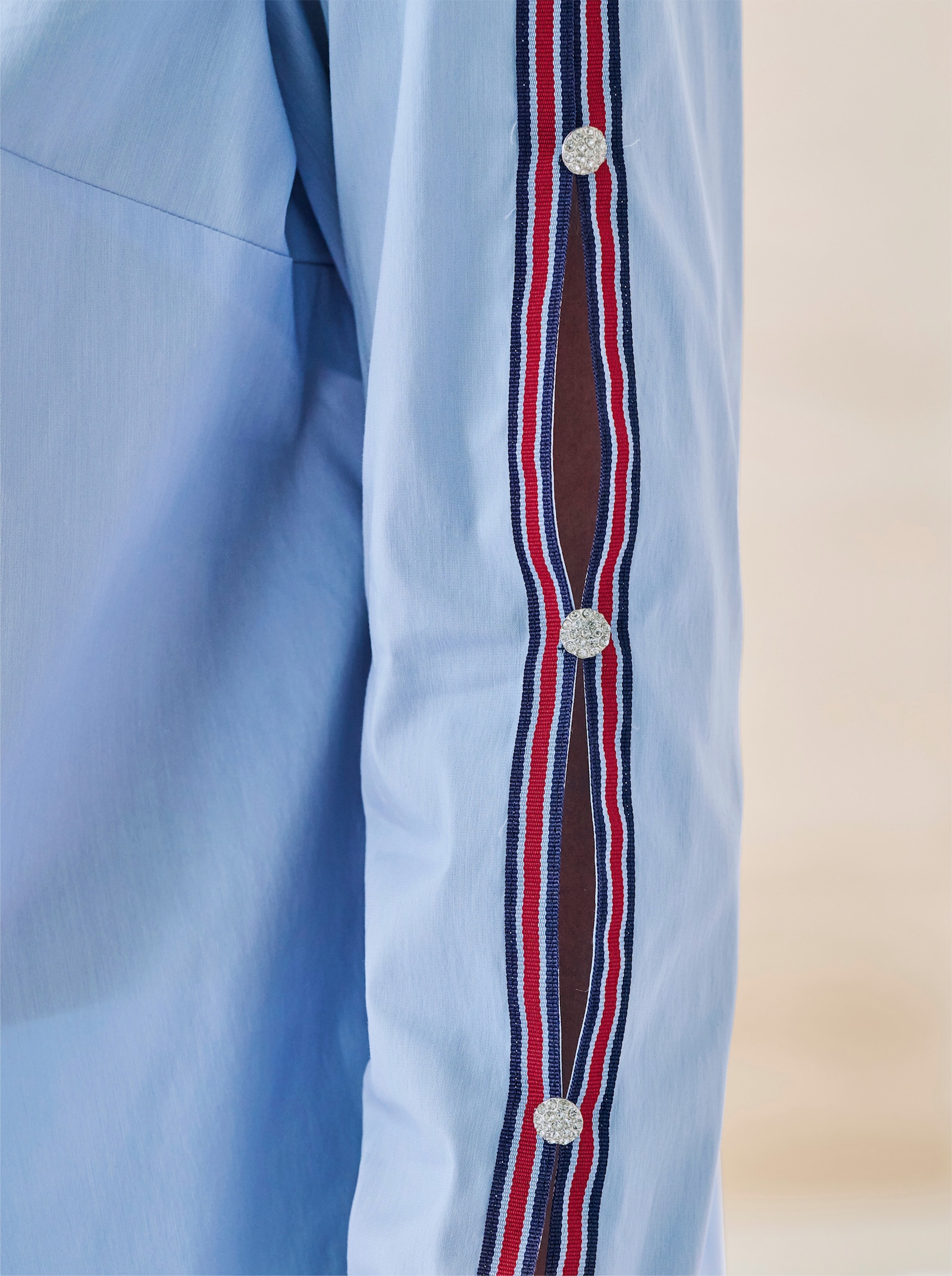 heine Hemdbluse mit Kontrast-Details - eisblau-rot