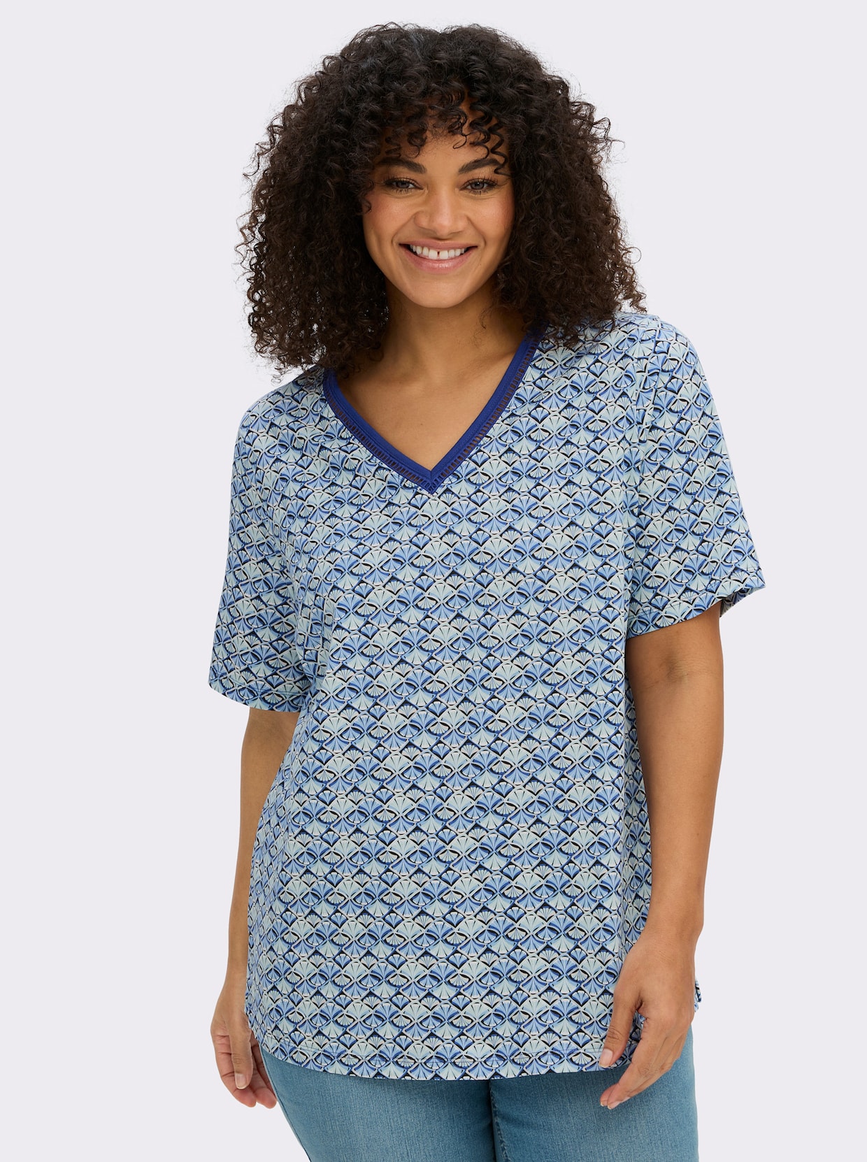 sheego V-Shirt mit Alloverdruck - schwarz-hellblau-bedruckt