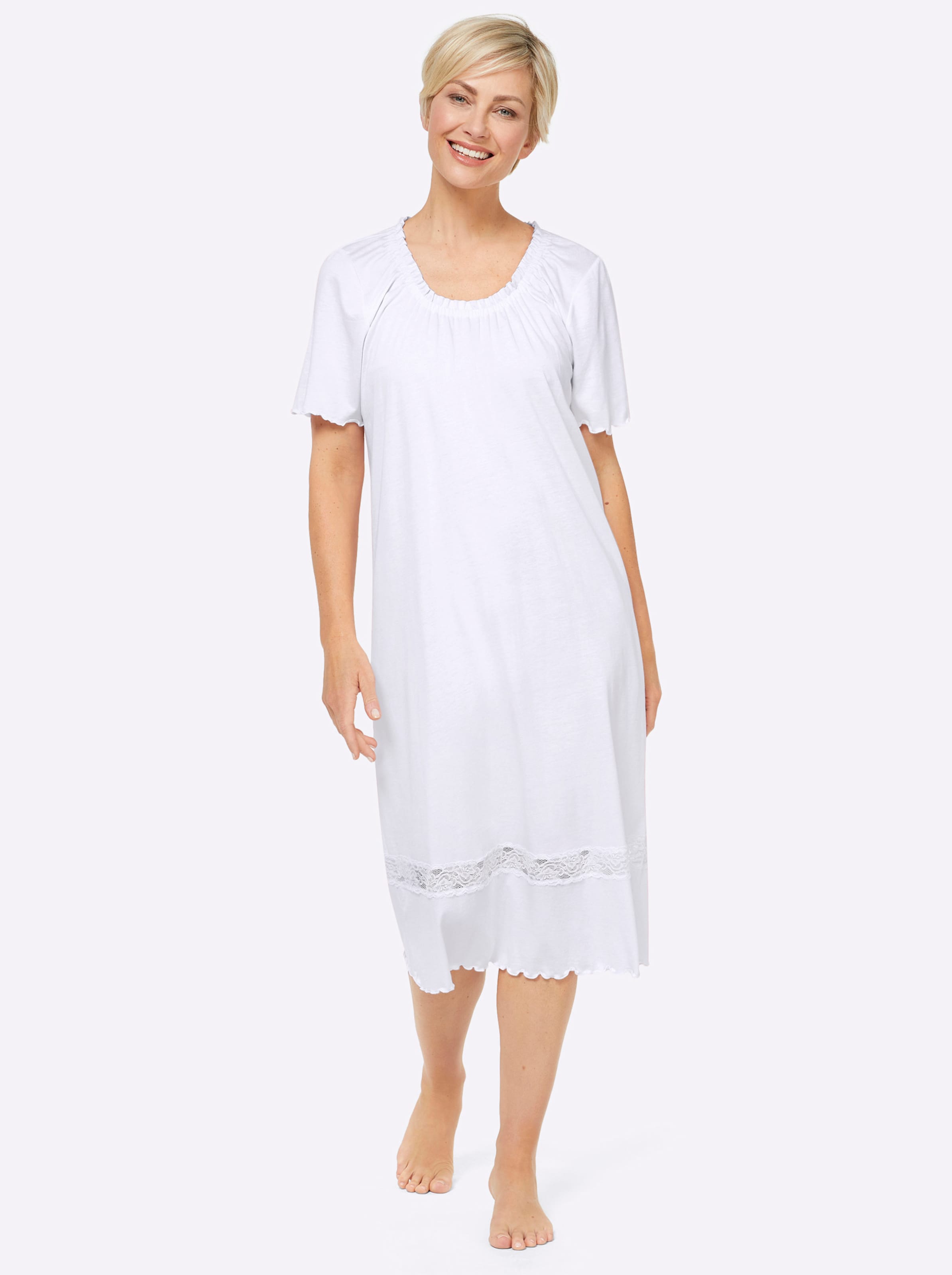 Wund und günstig Kaufen-Nachthemd in weiß von wäschepur. Nachthemd in weiß von wäschepur <![CDATA[Wunderbar locker geschnitten ist dieses feminine Nachthemd in A-Linie. Großzügiger Rundhals-Ausschnitt mit gesmokter Raffung. Aparter Spitzeneinsatz im unteren